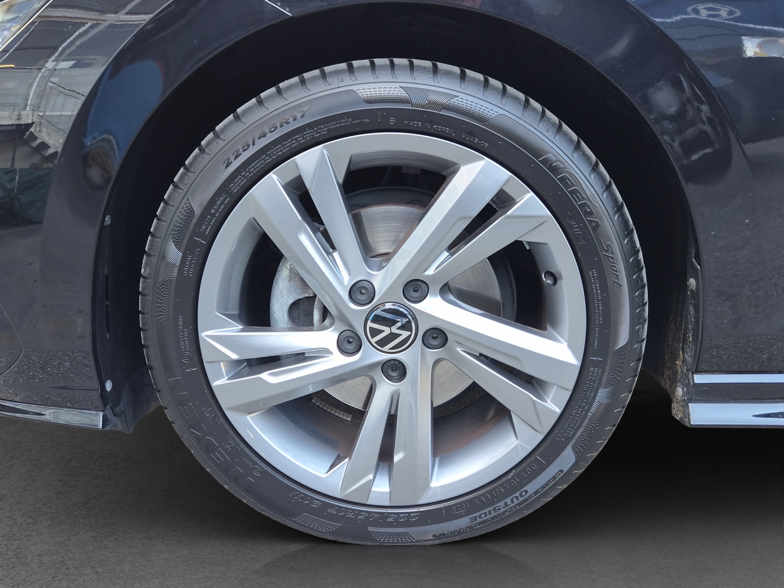 VW Golf Variant 1.5 eTSI mHEV R-Line-image-11