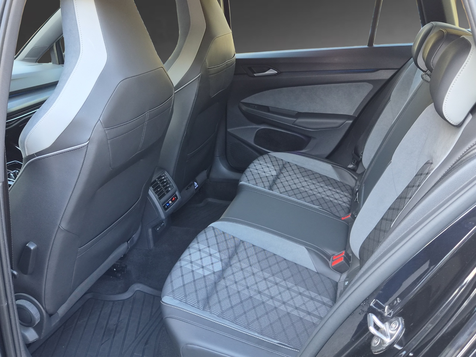 VW Golf Variant 1.5 eTSI mHEV R-Line-image-6