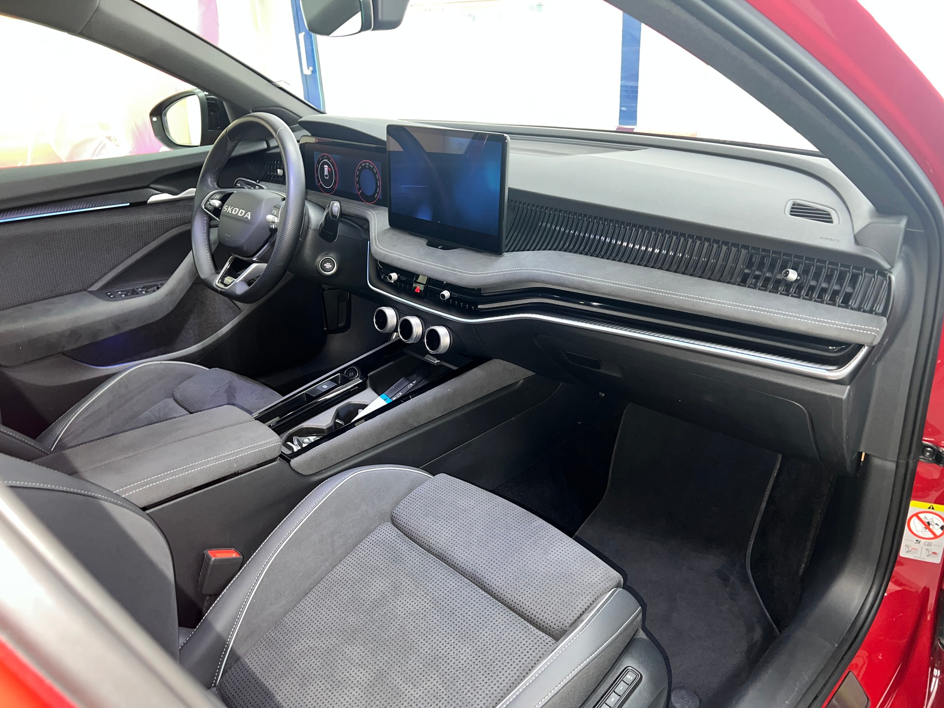 SKODA Superb Combi 2.0 TDi Sportline 4x4 DSG / 5 Jahre Garantie-image-5