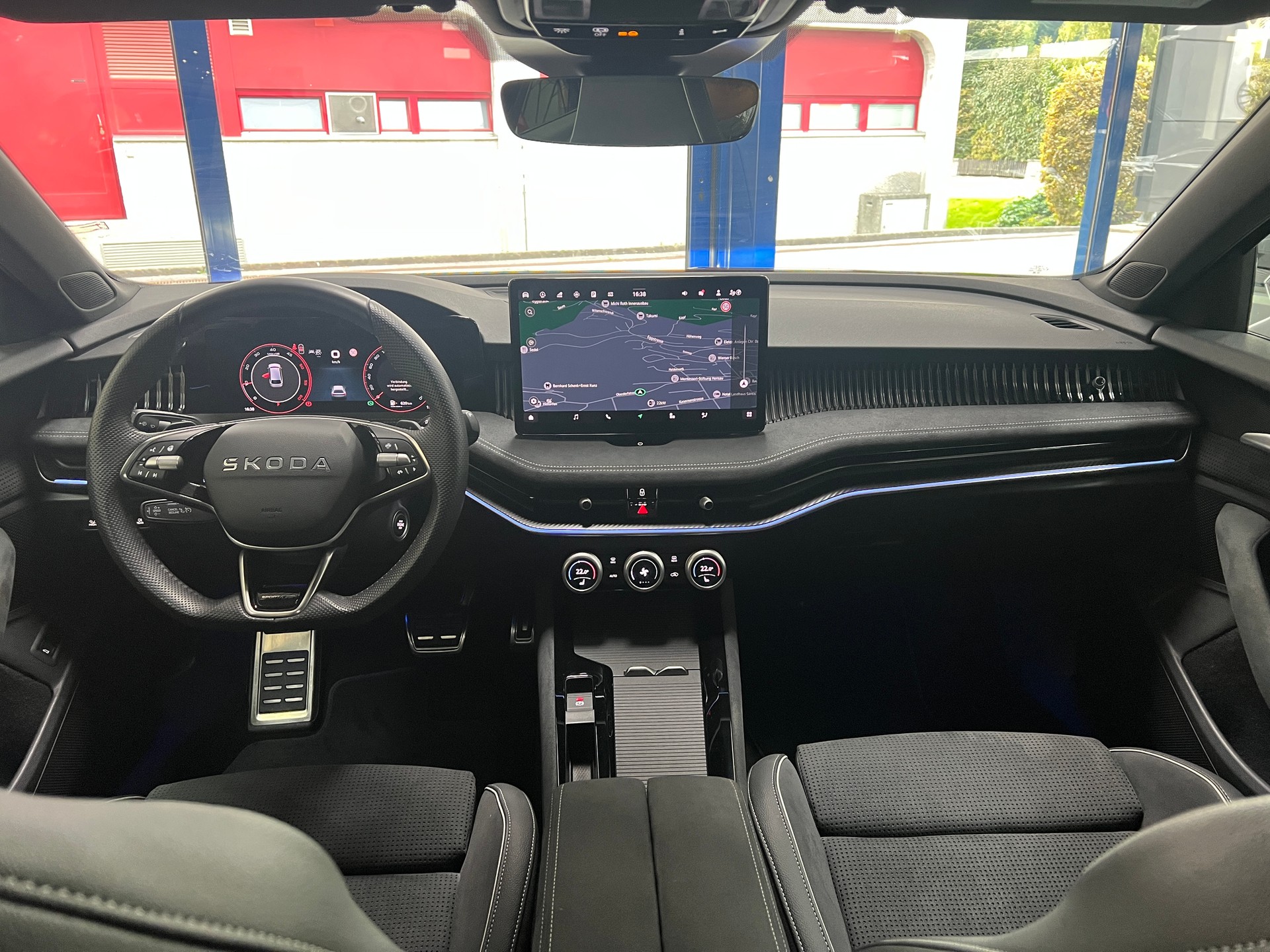 SKODA Superb Combi 2.0 TDi Sportline 4x4 DSG / 5 Jahre Garantie-image-6