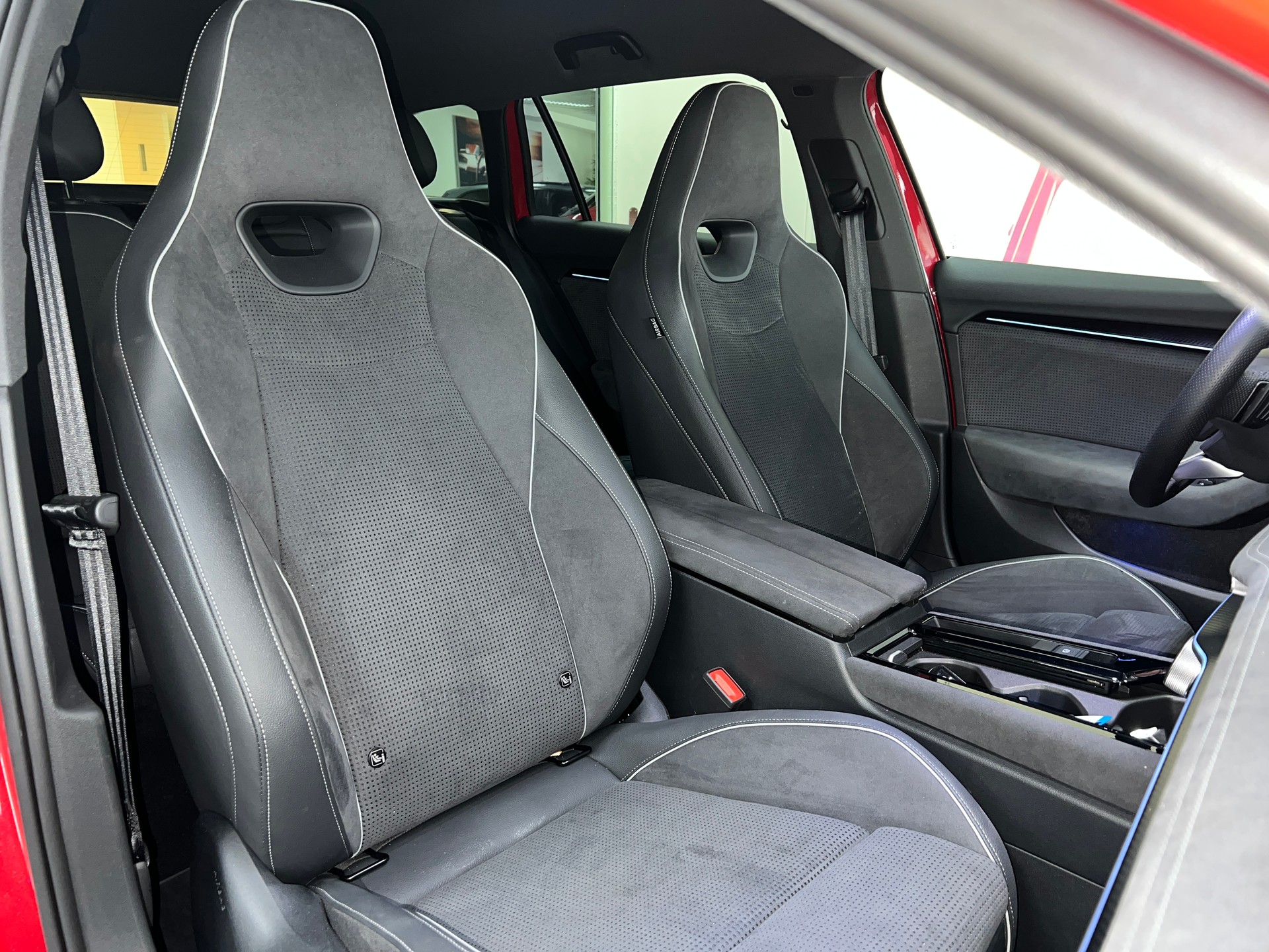 SKODA Superb Combi 2.0 TDi Sportline 4x4 DSG / 5 Jahre Garantie-image-4