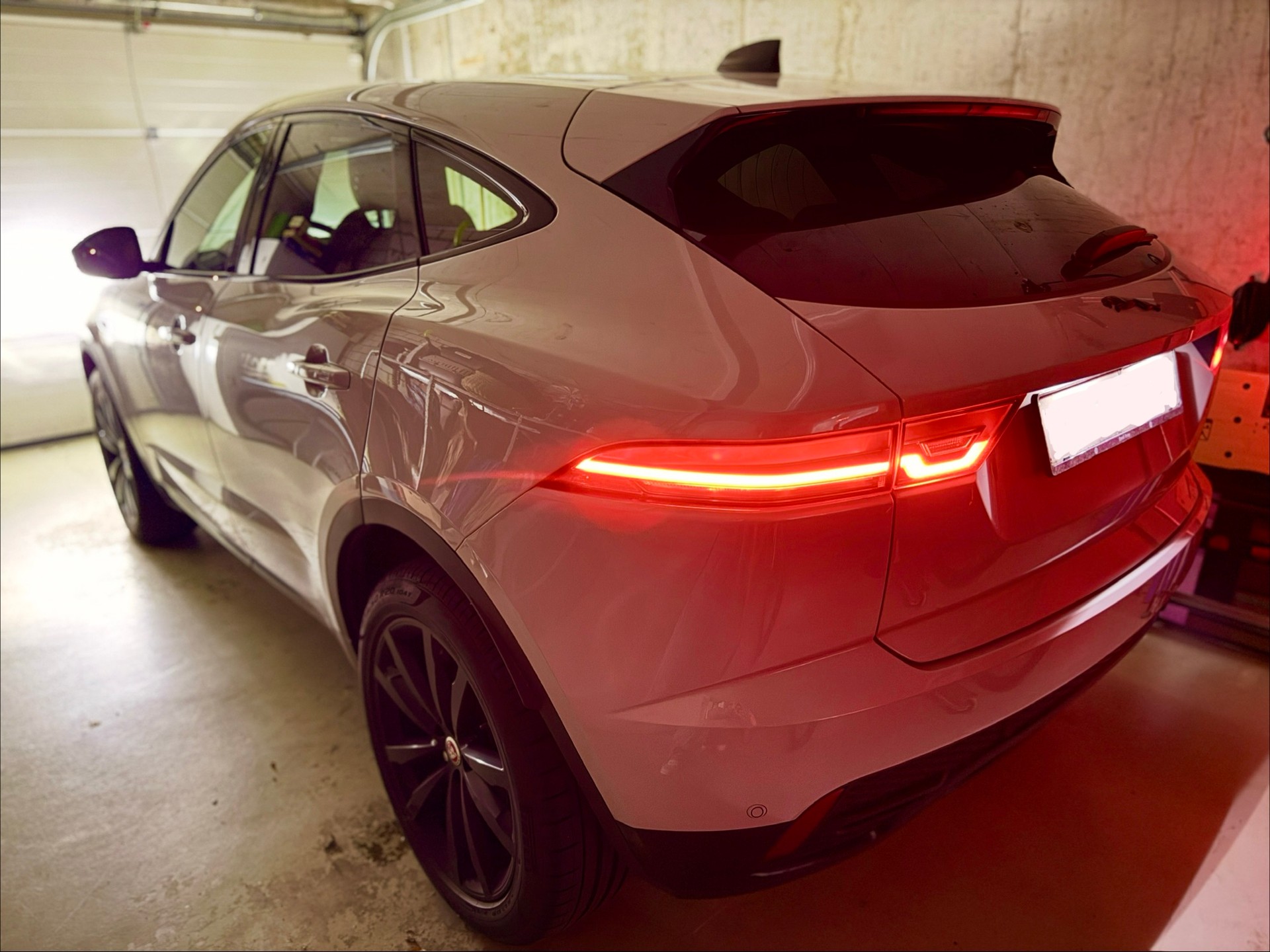 JAGUAR 2.0 D I4 200 R-Dynamic Black AWD-image-13