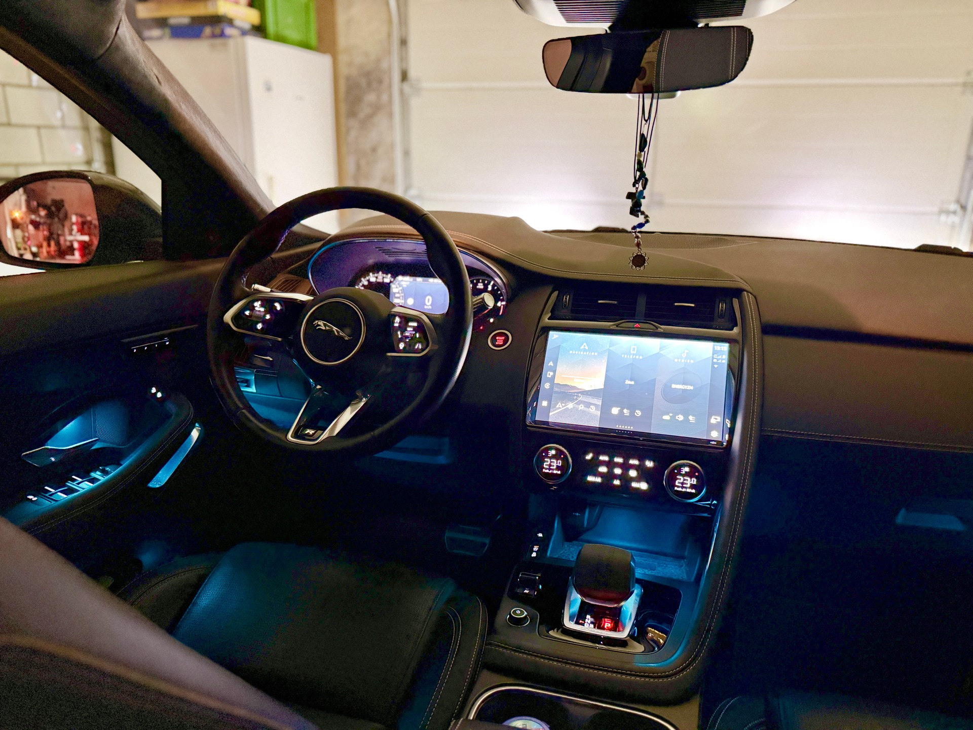 JAGUAR 2.0 D I4 200 R-Dynamic Black AWD-image-11