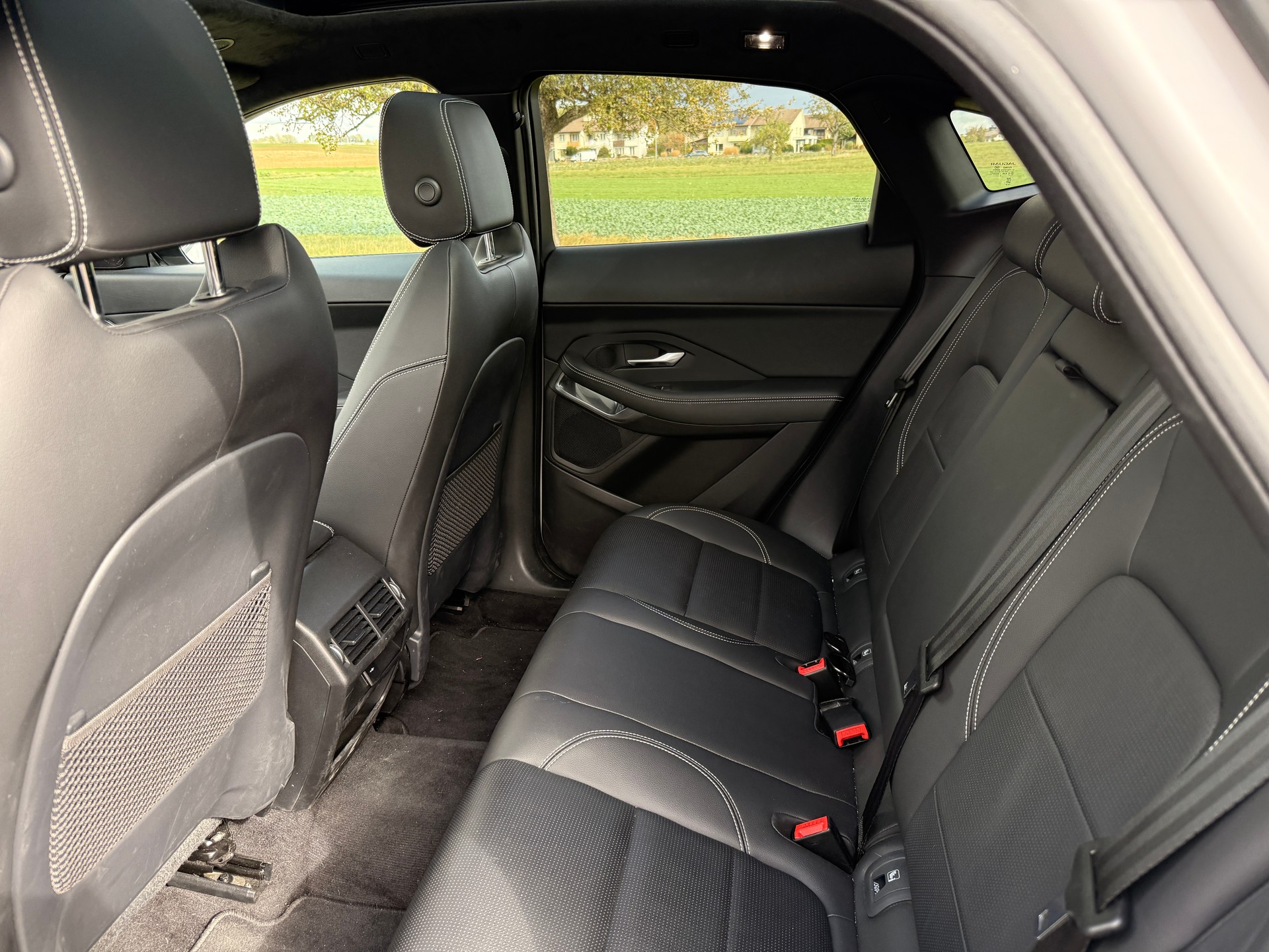 JAGUAR 2.0 D I4 200 R-Dynamic Black AWD-image-6