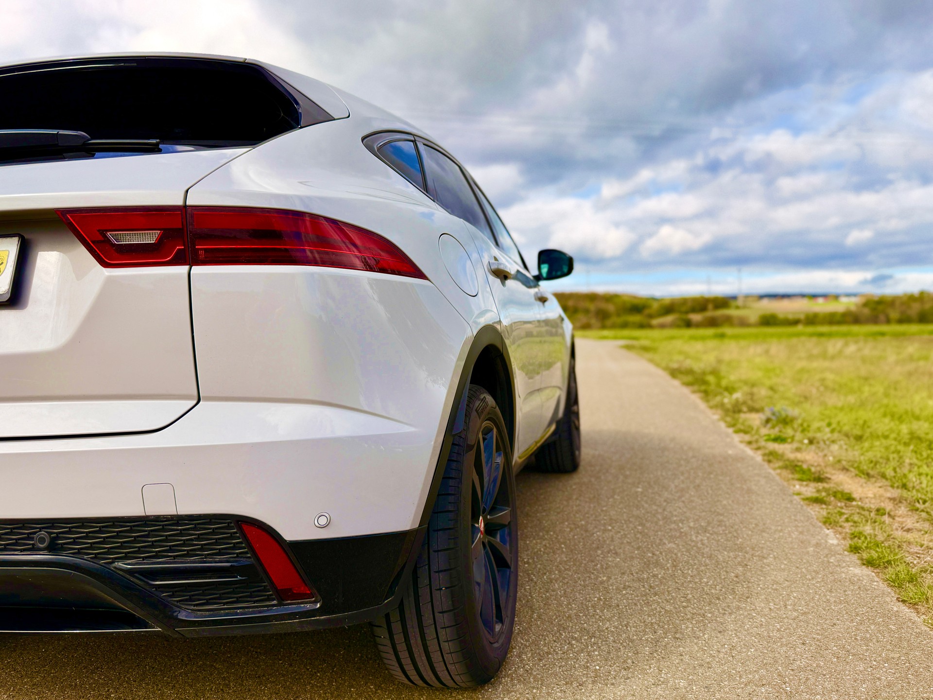 JAGUAR 2.0 D I4 200 R-Dynamic Black AWD-image-16