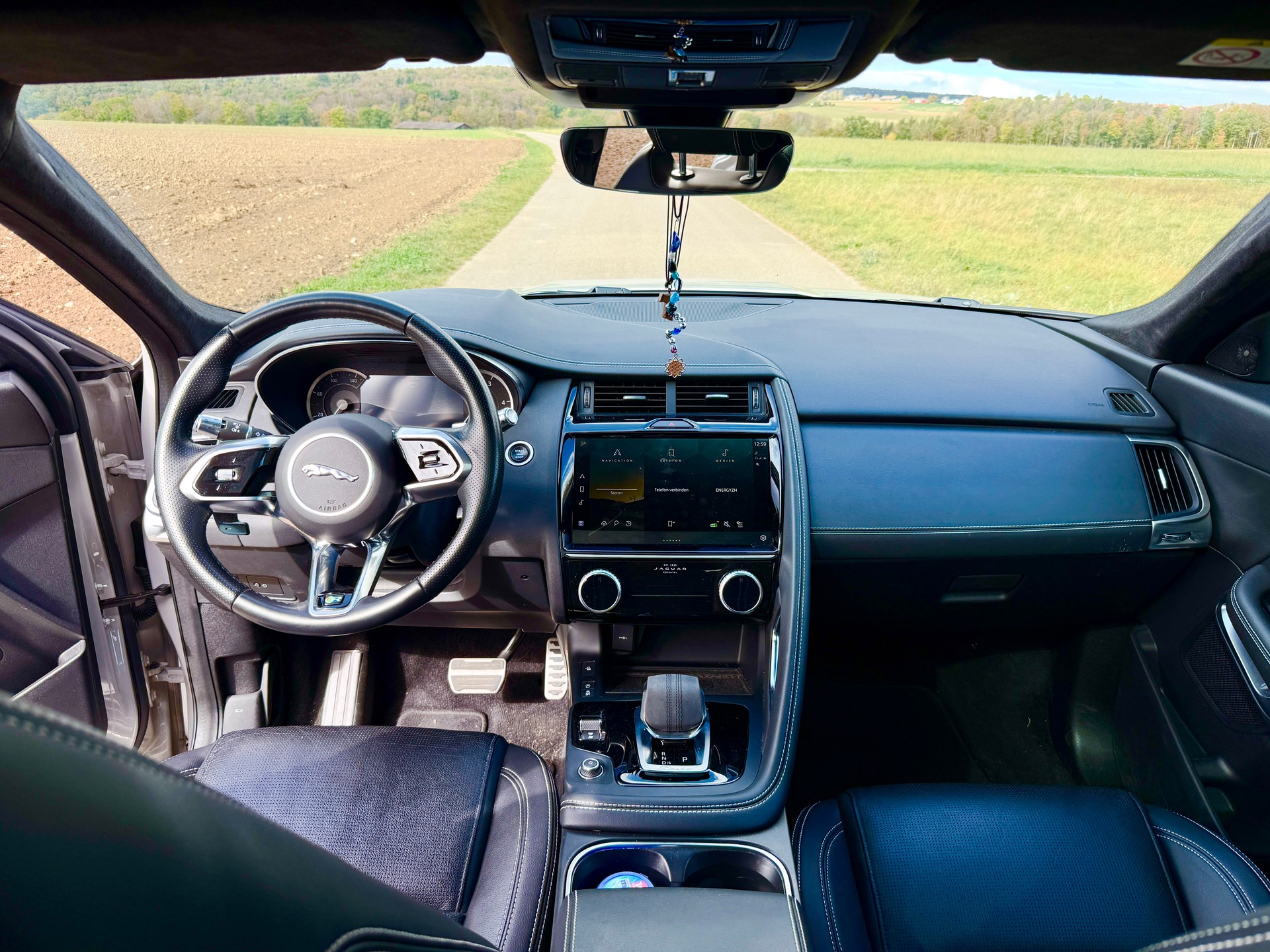 JAGUAR 2.0 D I4 200 R-Dynamic Black AWD-image-5