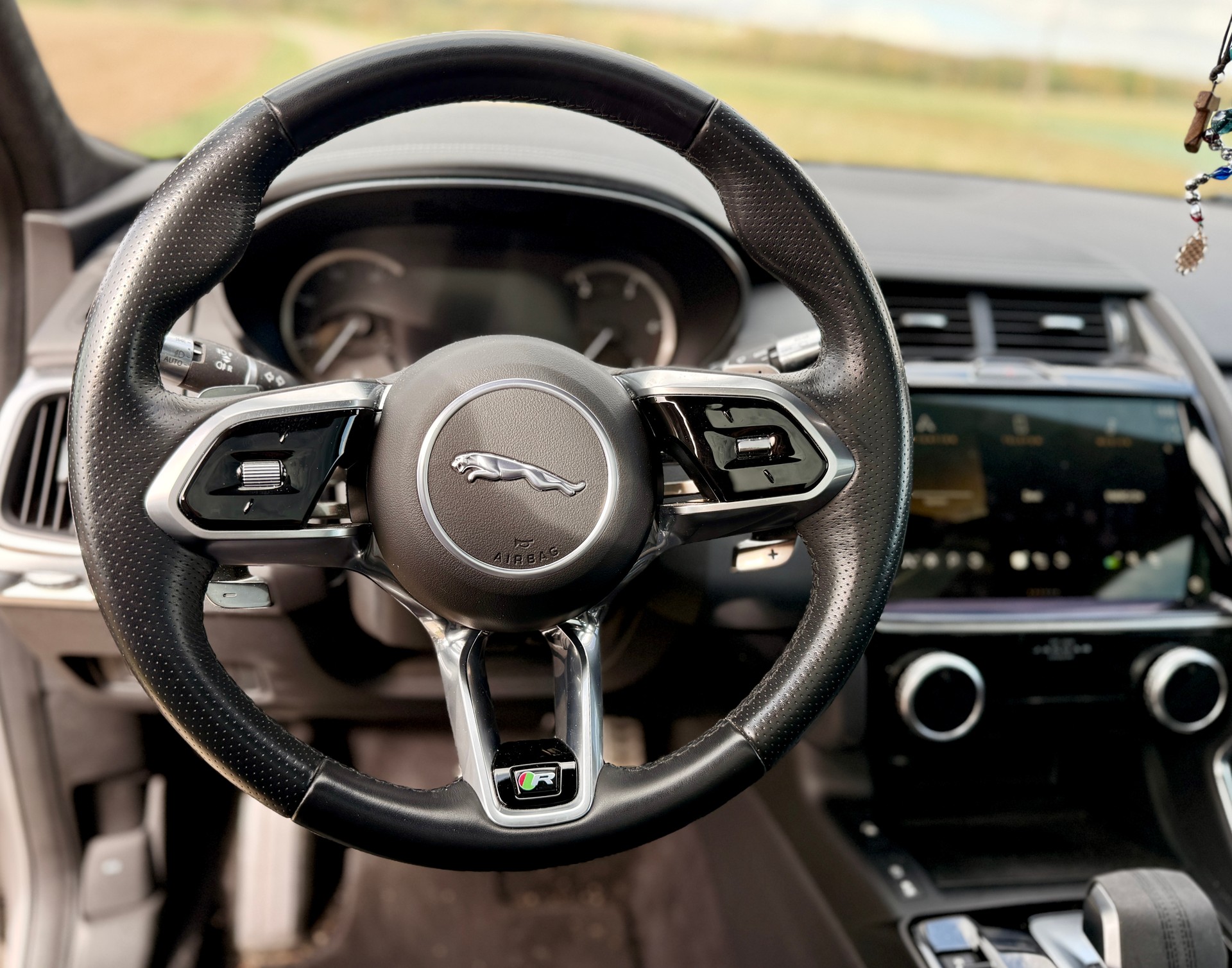 JAGUAR 2.0 D I4 200 R-Dynamic Black AWD-image-9