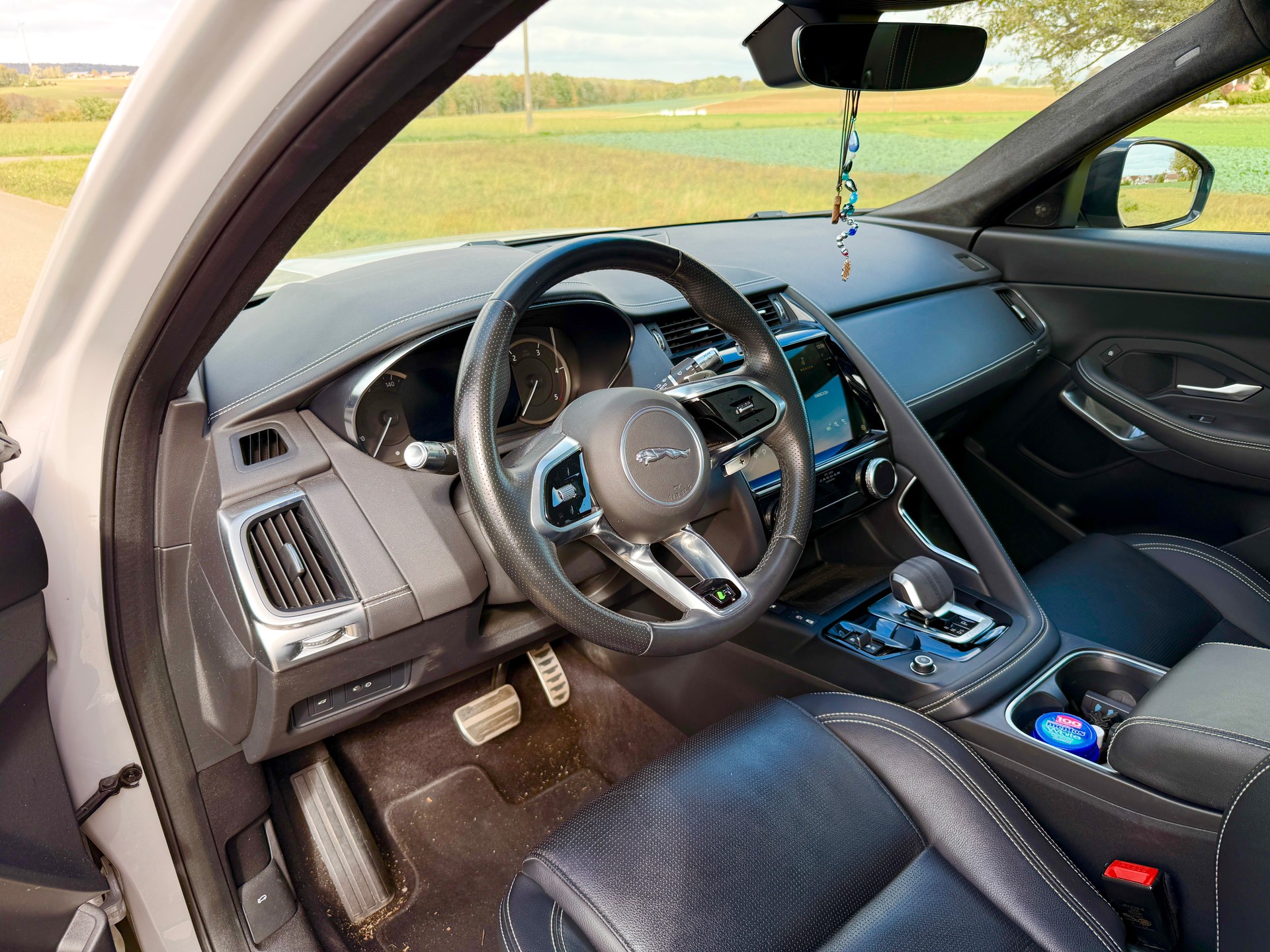 JAGUAR 2.0 D I4 200 R-Dynamic Black AWD-image-4