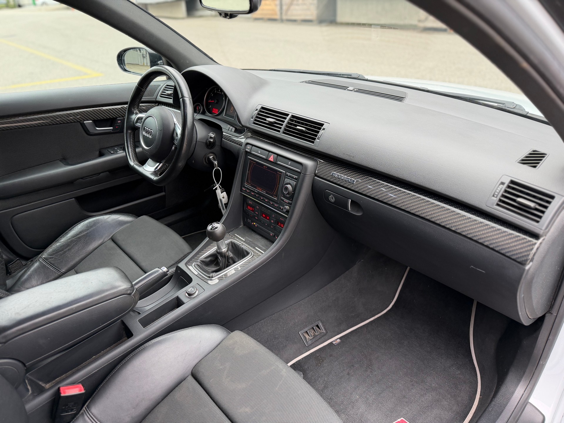 AUDI A4 Avant 2.0 Turbo FSI quattro-image-8