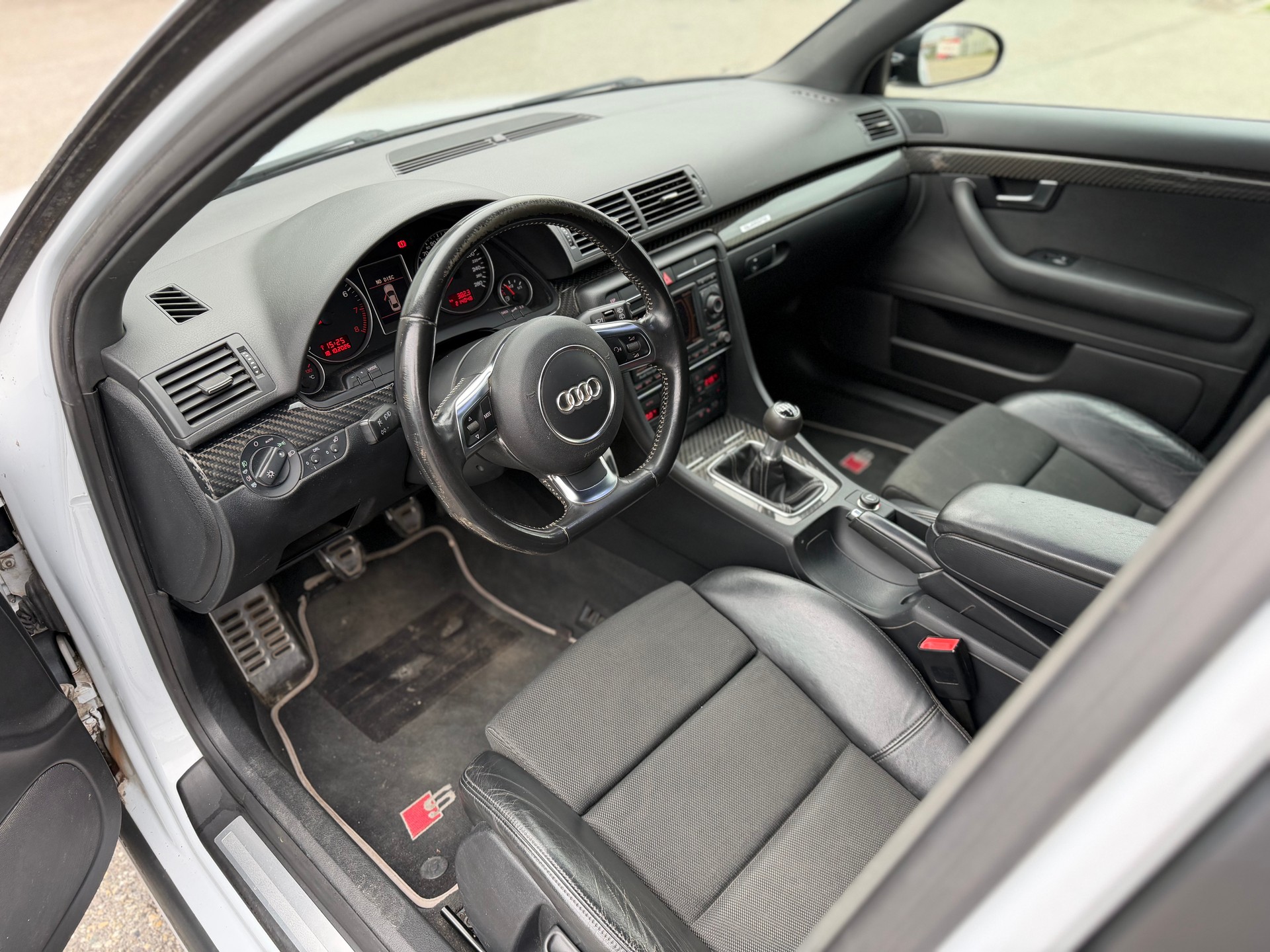 AUDI A4 Avant 2.0 Turbo FSI quattro-image-7