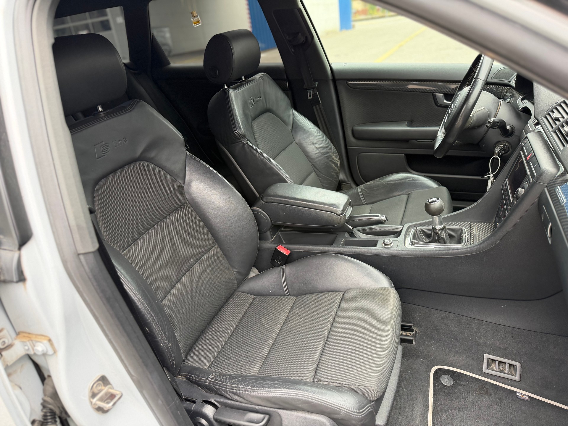 AUDI A4 Avant 2.0 Turbo FSI quattro-image-10