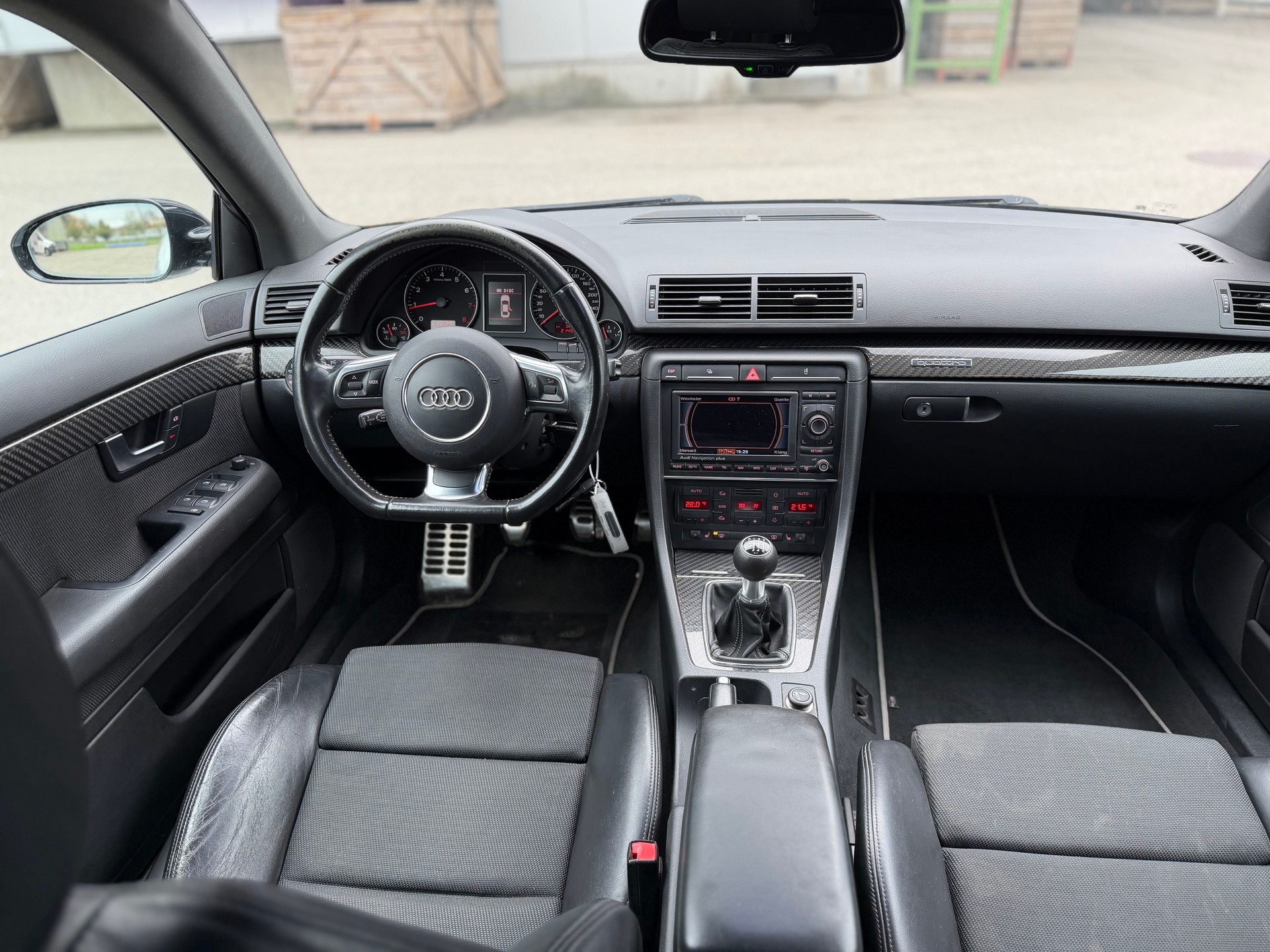 AUDI A4 Avant 2.0 Turbo FSI quattro-image-6