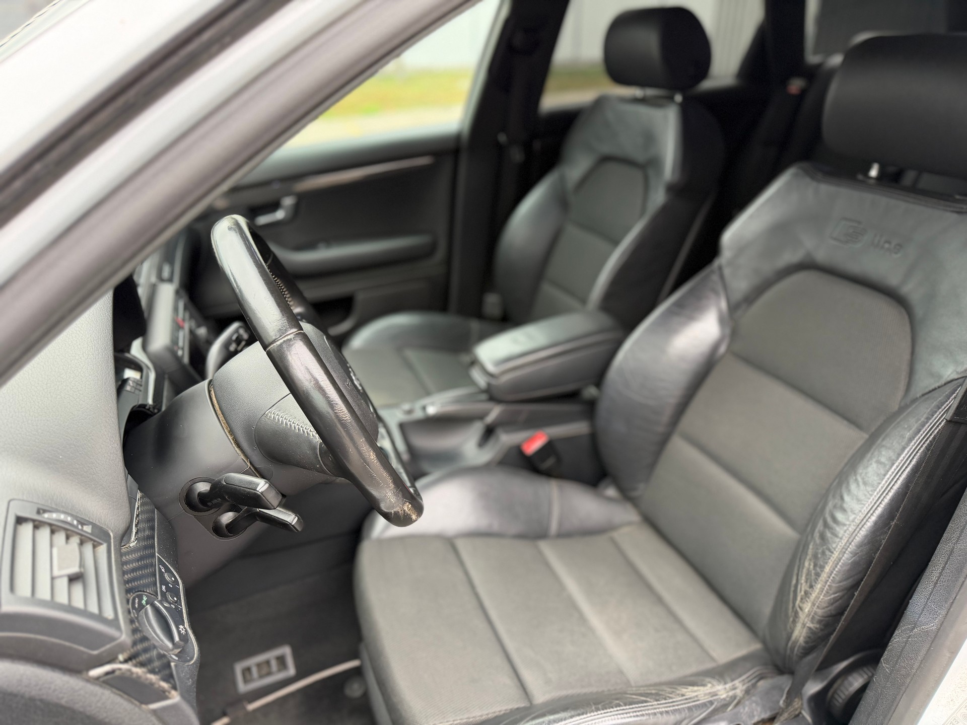 AUDI A4 Avant 2.0 Turbo FSI quattro-image-9