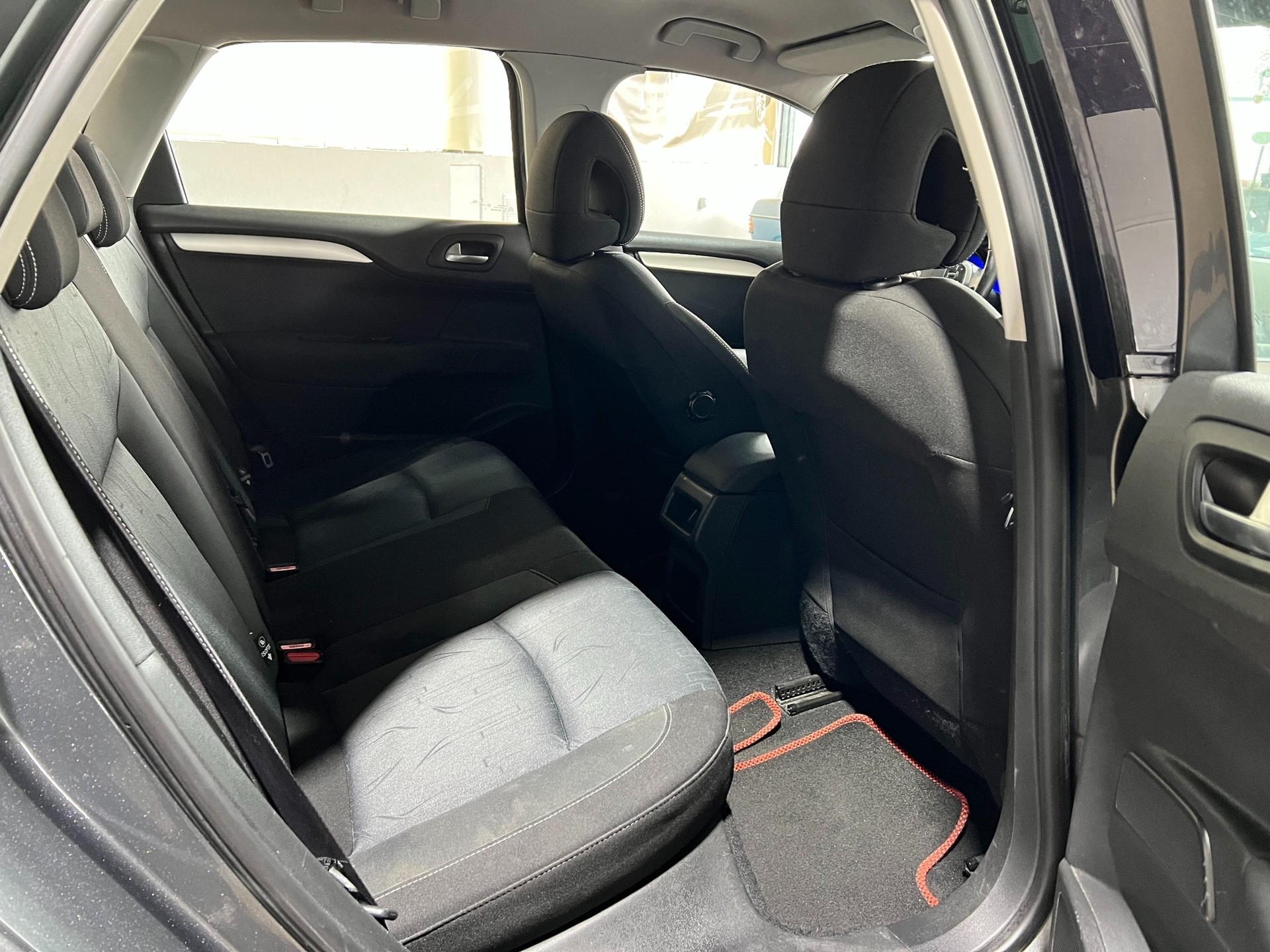 CITROEN C4 1.6 e-HDi Séduction-image-14
