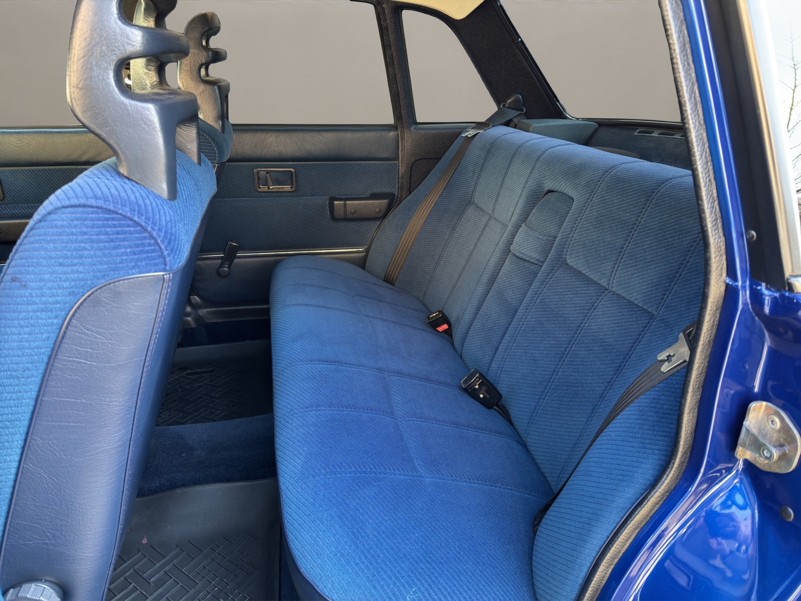 VOLVO 240 2.3-image-9