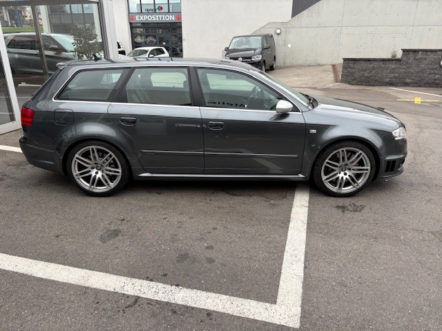 AUDI RS4 Avant 4.2 V8 quattro-image-2