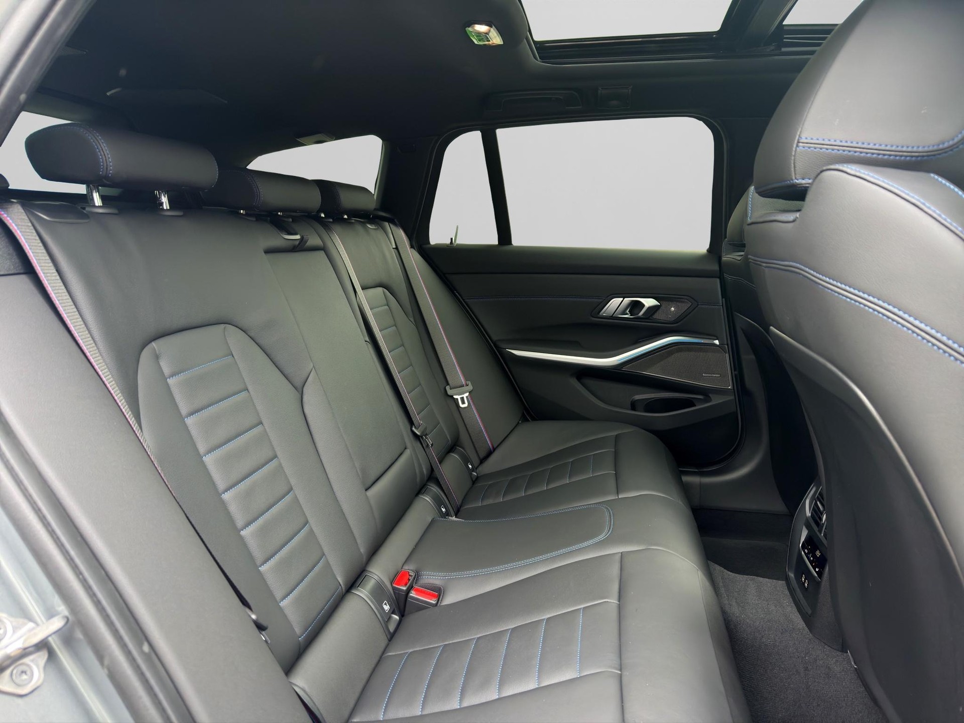 BMW 330e xDrive Touring M Sportpaket Pro-image-17