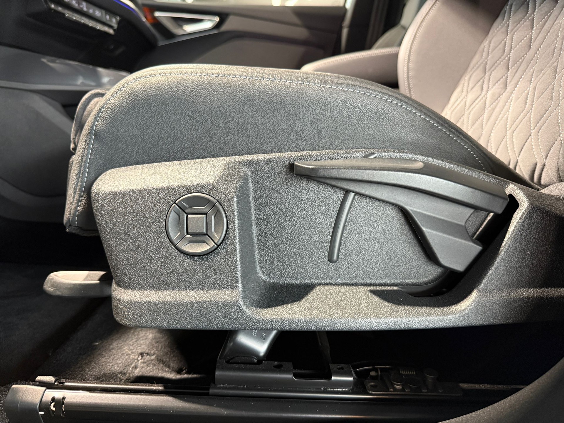 AUDI Q4 Sportback e-tron 50 quattro-image-4