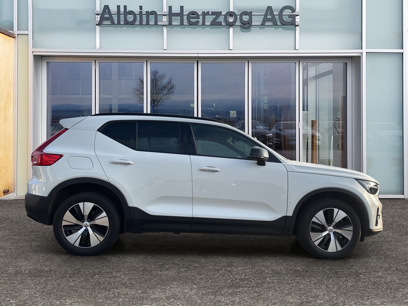 VOLVO XC40 2.0 B4 MH Plus Dark AWD-image-4