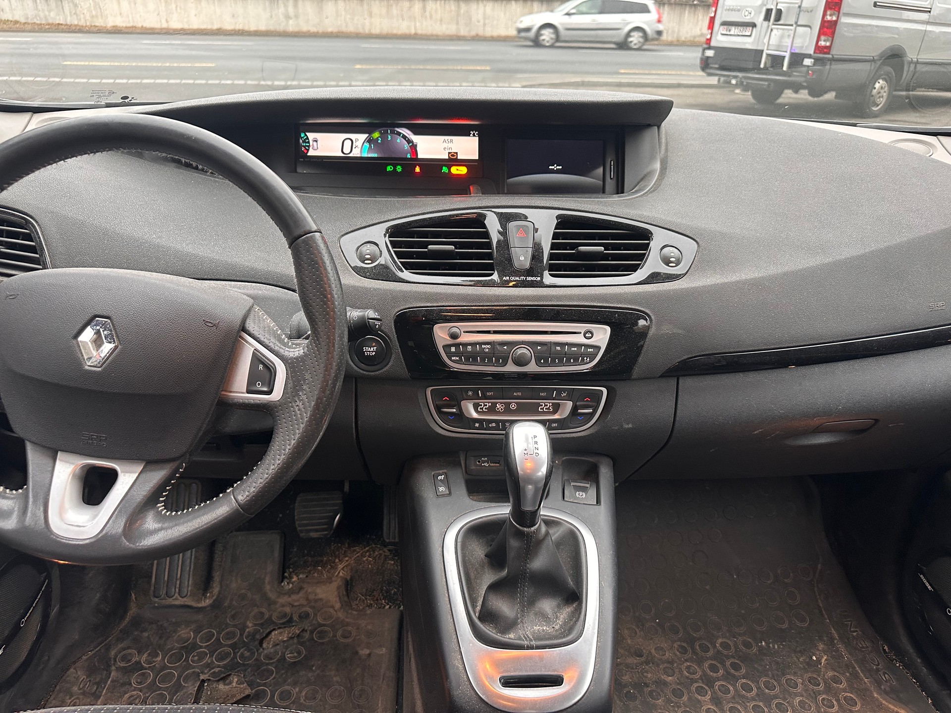 RENAULT Grand Scénic 2.0 dCi Bose Automatic-image-10