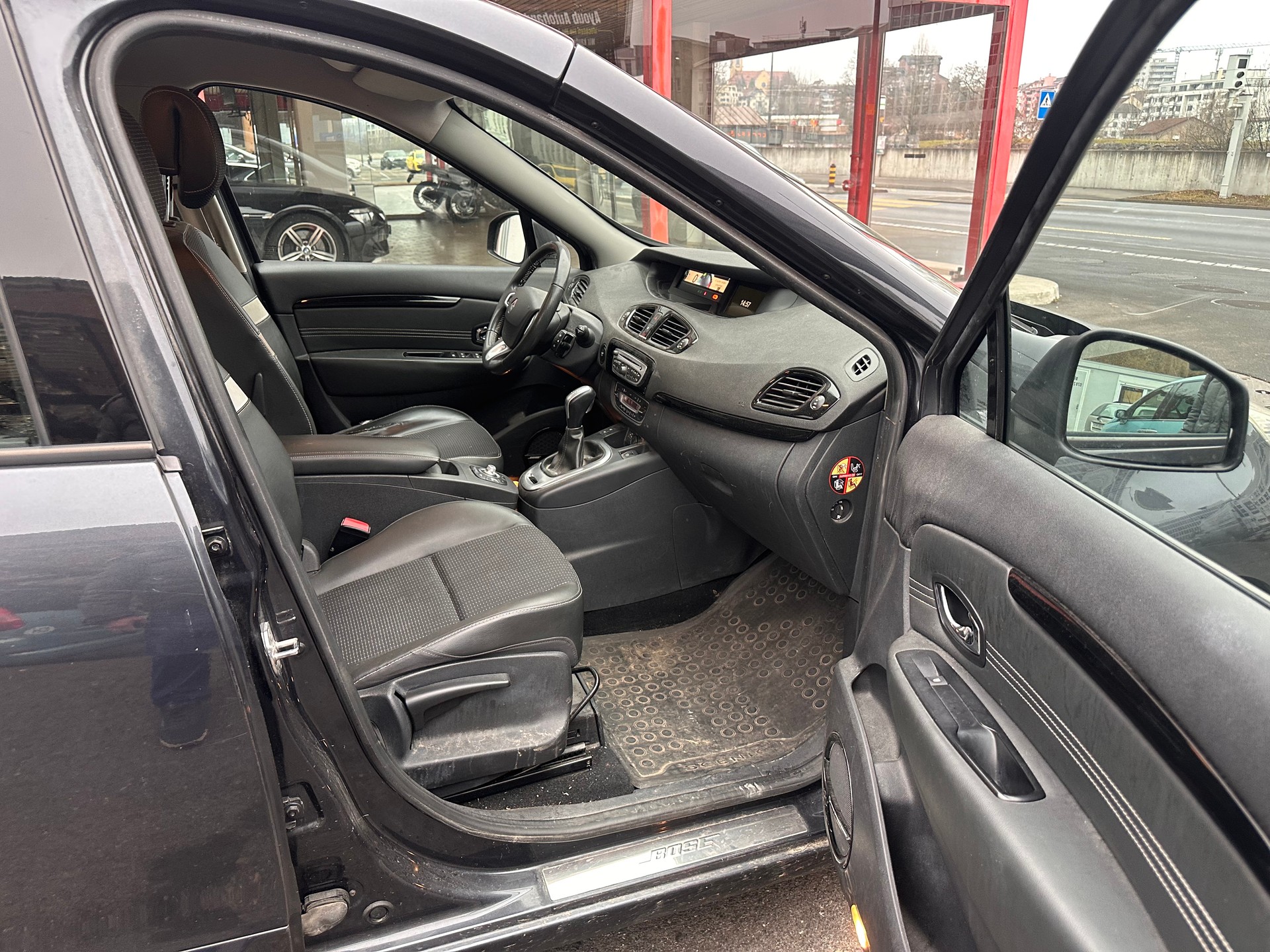 RENAULT Grand Scénic 2.0 dCi Bose Automatic-image-13