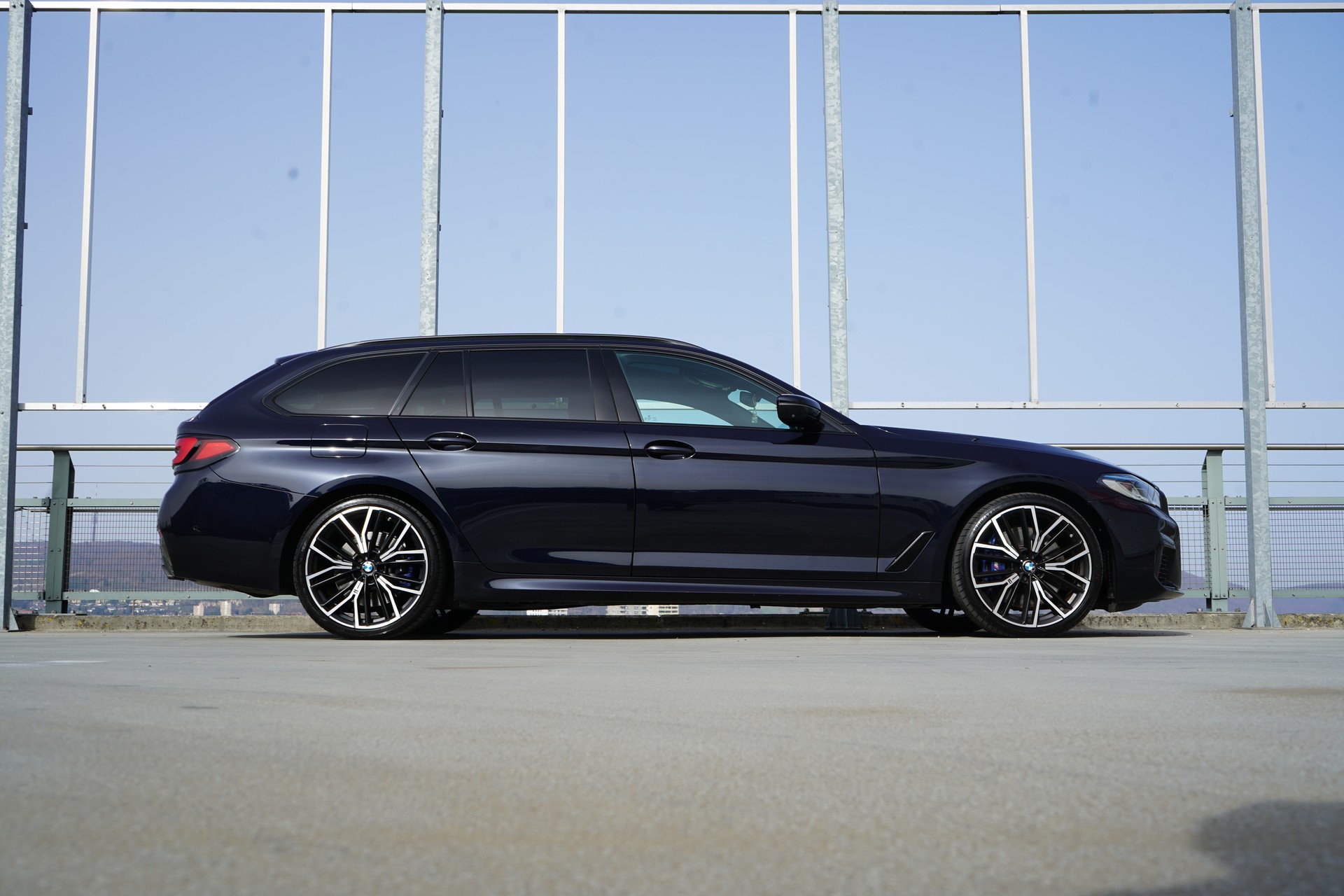 BMW 540d xDRIVE 48V TOURING M SPORT BLACK STEPTRONIC l 340 PS-image-0
