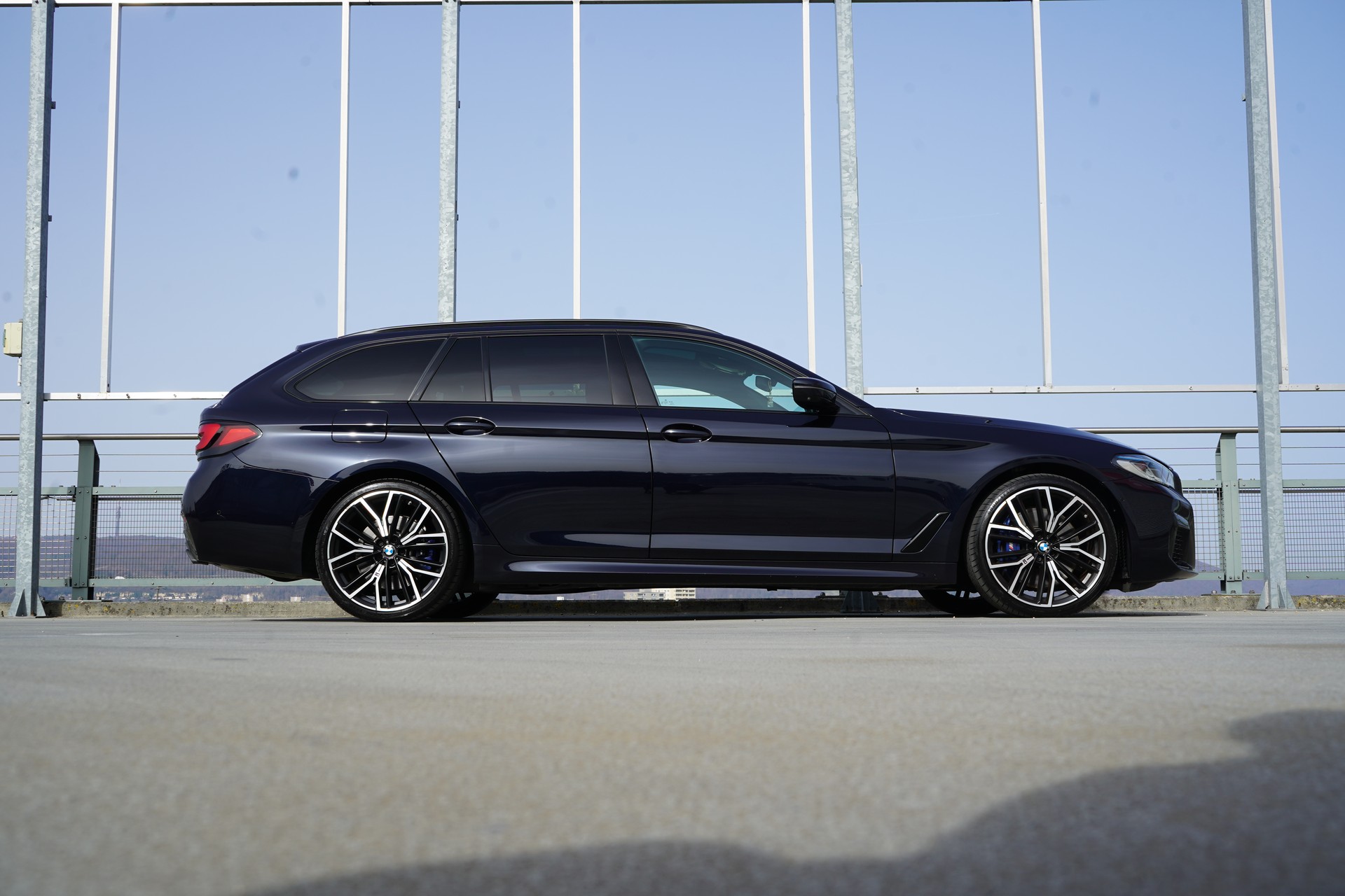 BMW 540d xDRIVE 48V TOURING M SPORT BLACK STEPTRONIC l 340 PS-image-2