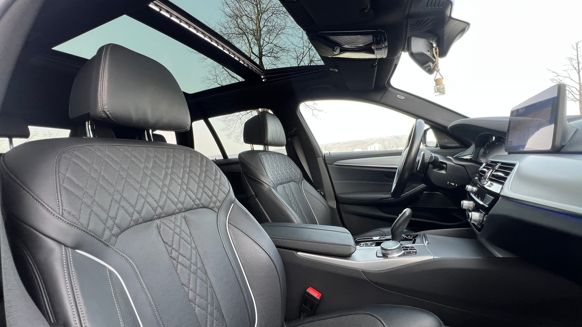 BMW 540d xDRIVE 48V TOURING M SPORT BLACK STEPTRONIC l 340 PS-image-22
