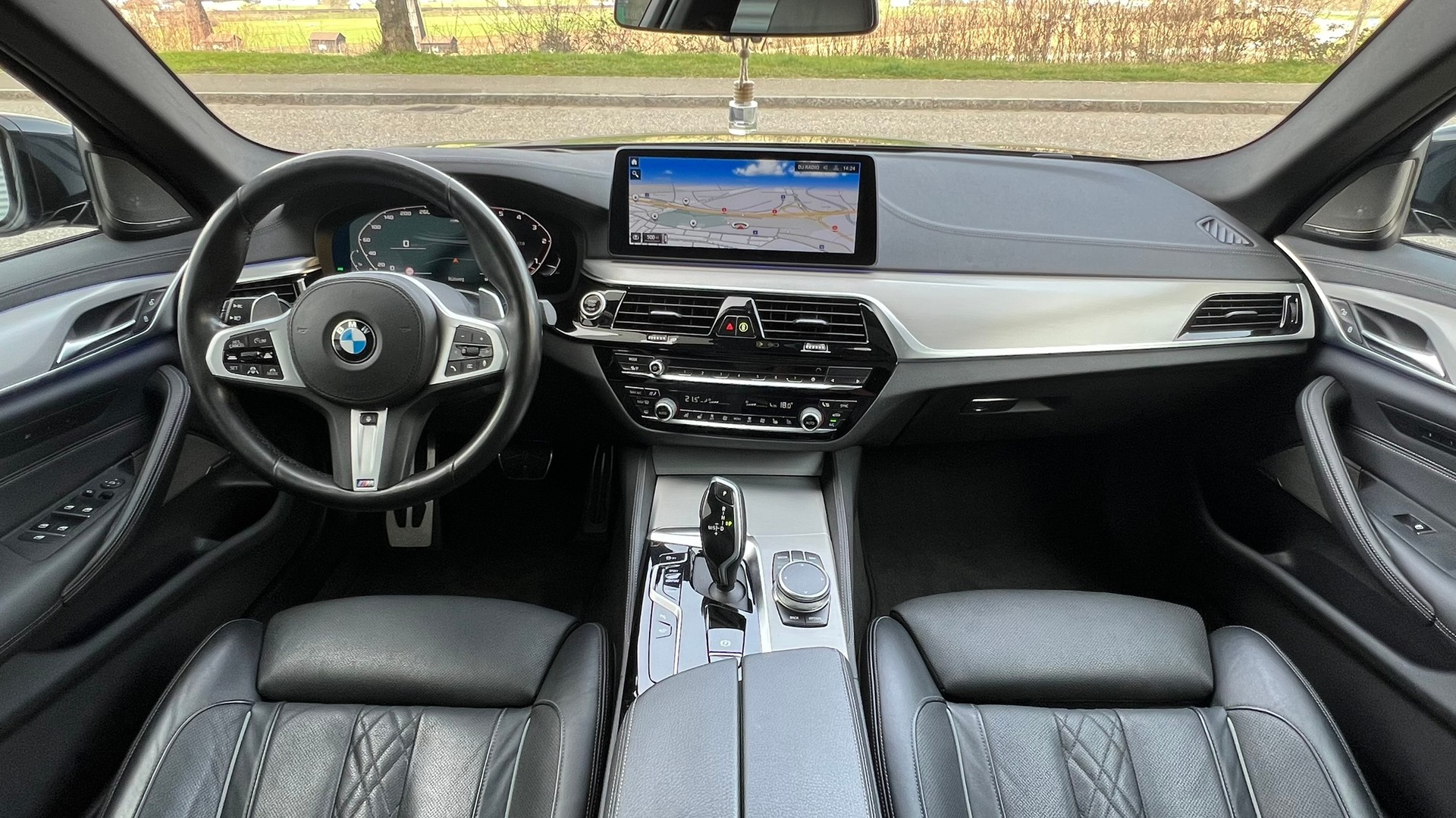 BMW 540d xDRIVE 48V TOURING M SPORT BLACK STEPTRONIC l 340 PS-image-17