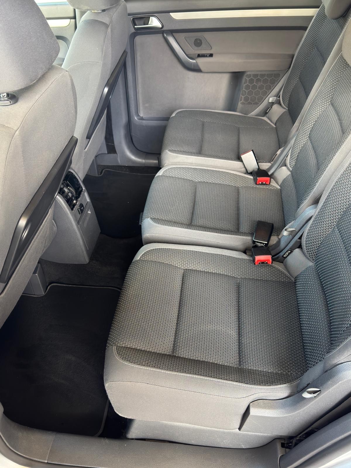VW VW Touran 1.6 TDI Highline DSG 7 platz-image-9