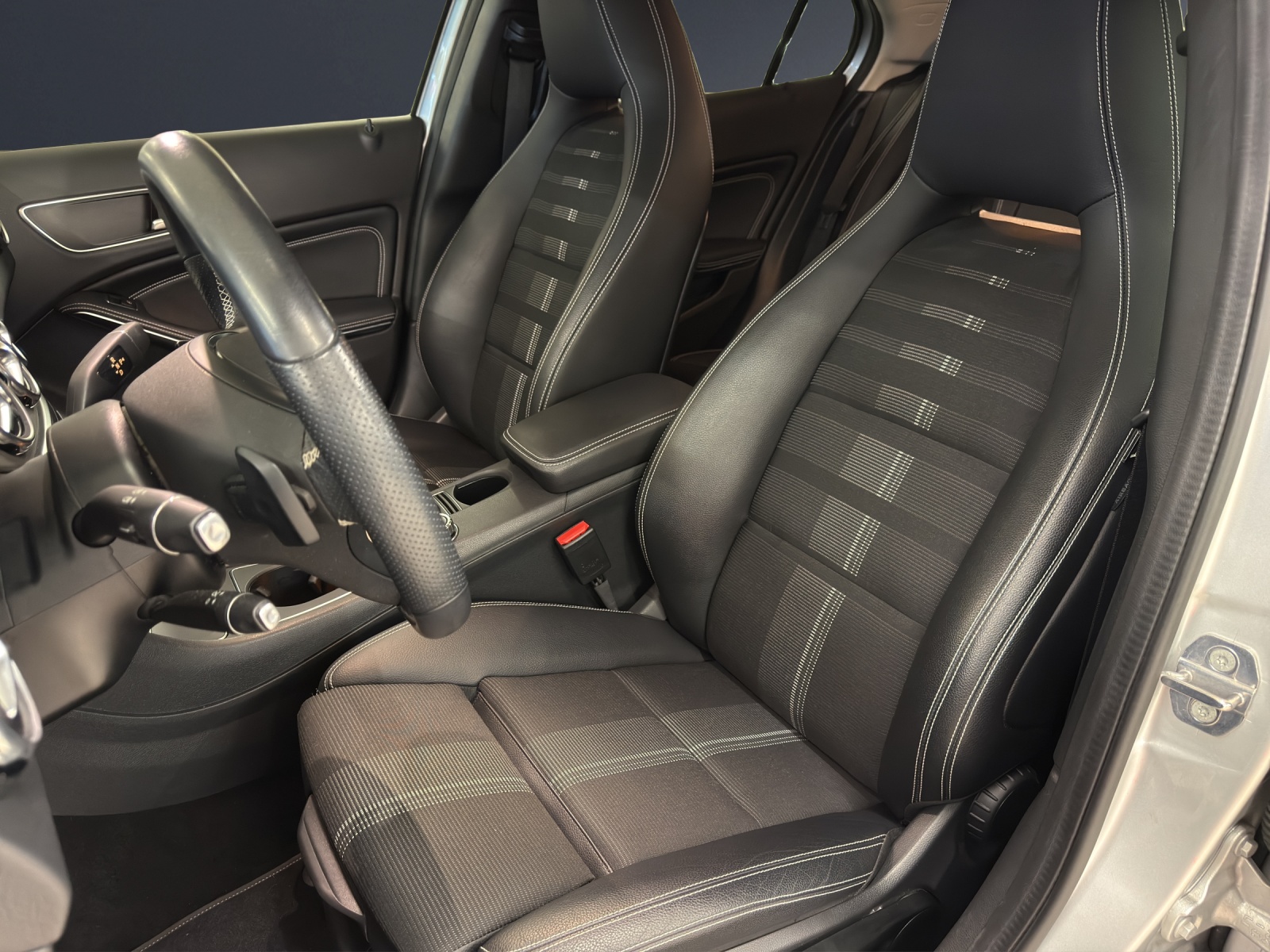 MERCEDES-BENZ GLA 200 Night Star-image-12