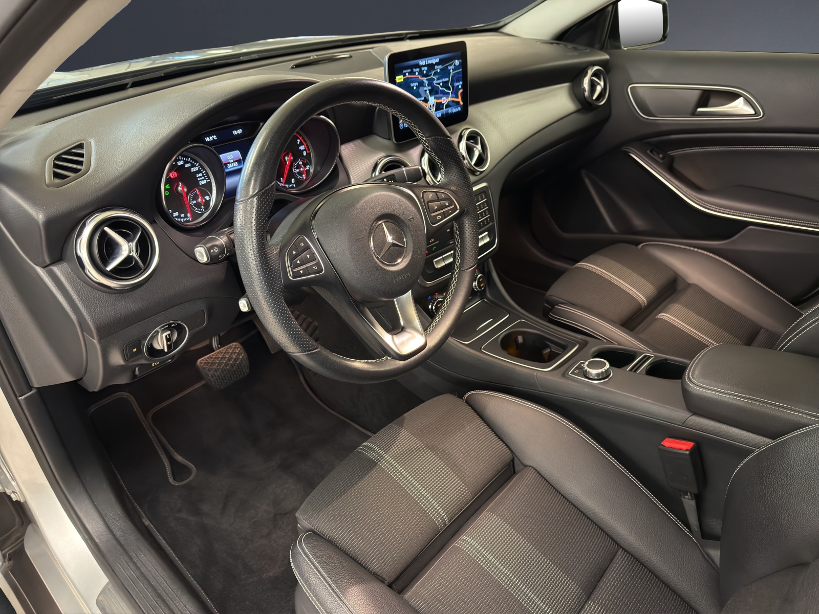 MERCEDES-BENZ GLA 200 Night Star-image-10
