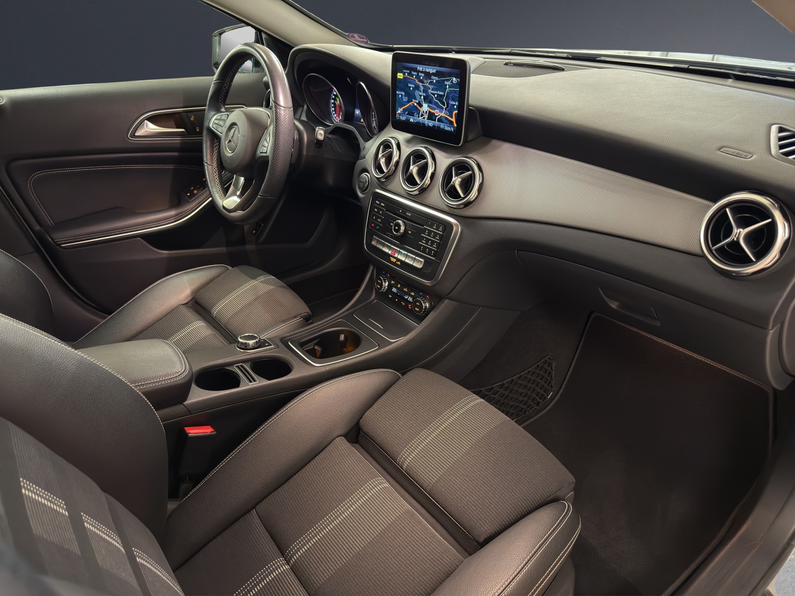 MERCEDES-BENZ GLA 200 Night Star-image-11