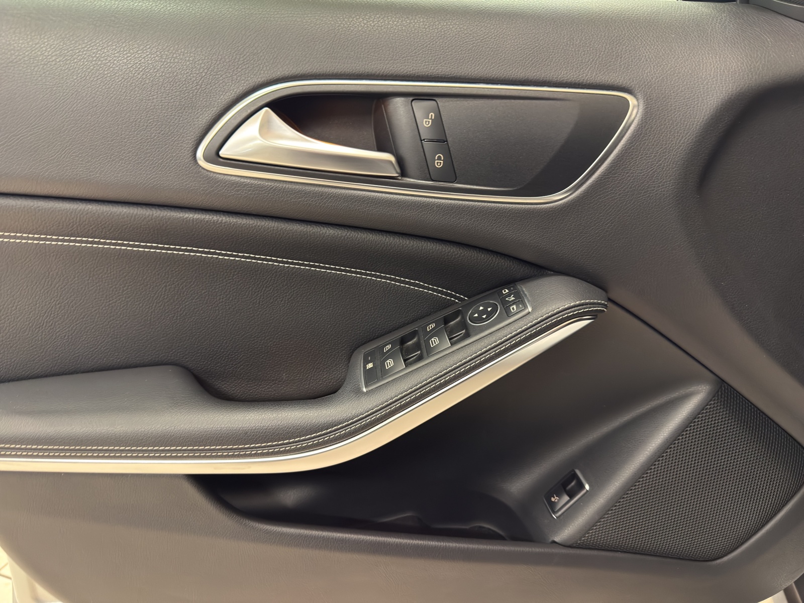 MERCEDES-BENZ GLA 200 Night Star-image-16
