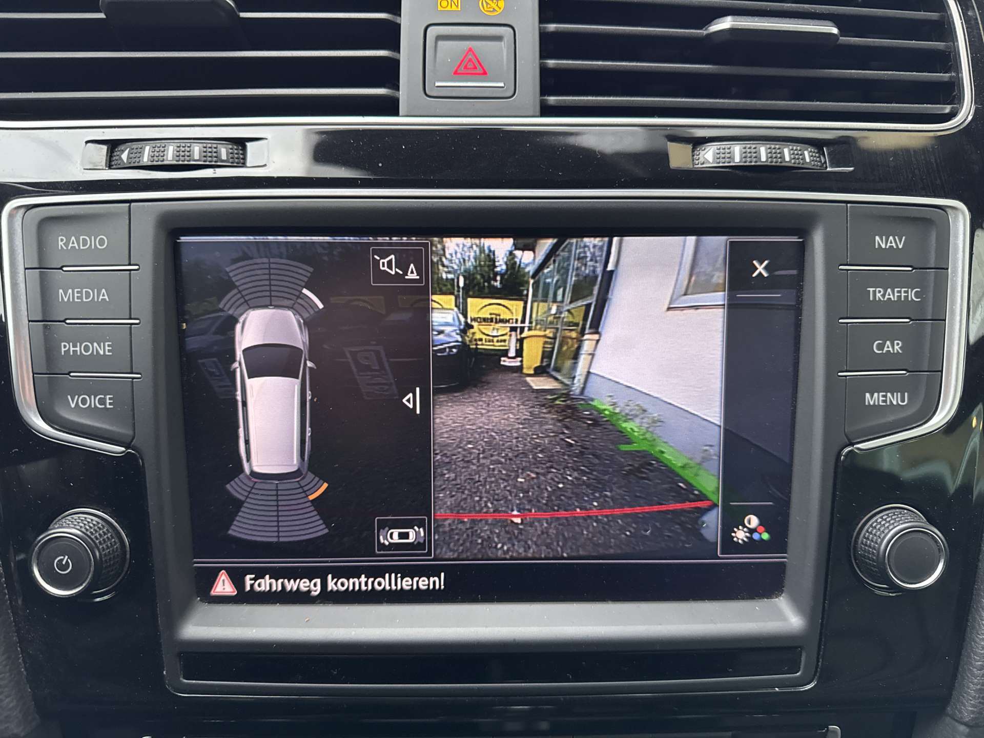 VW Golf Variant 2.0 TSi R 4Motion 301PS DSG-Automat-image-10