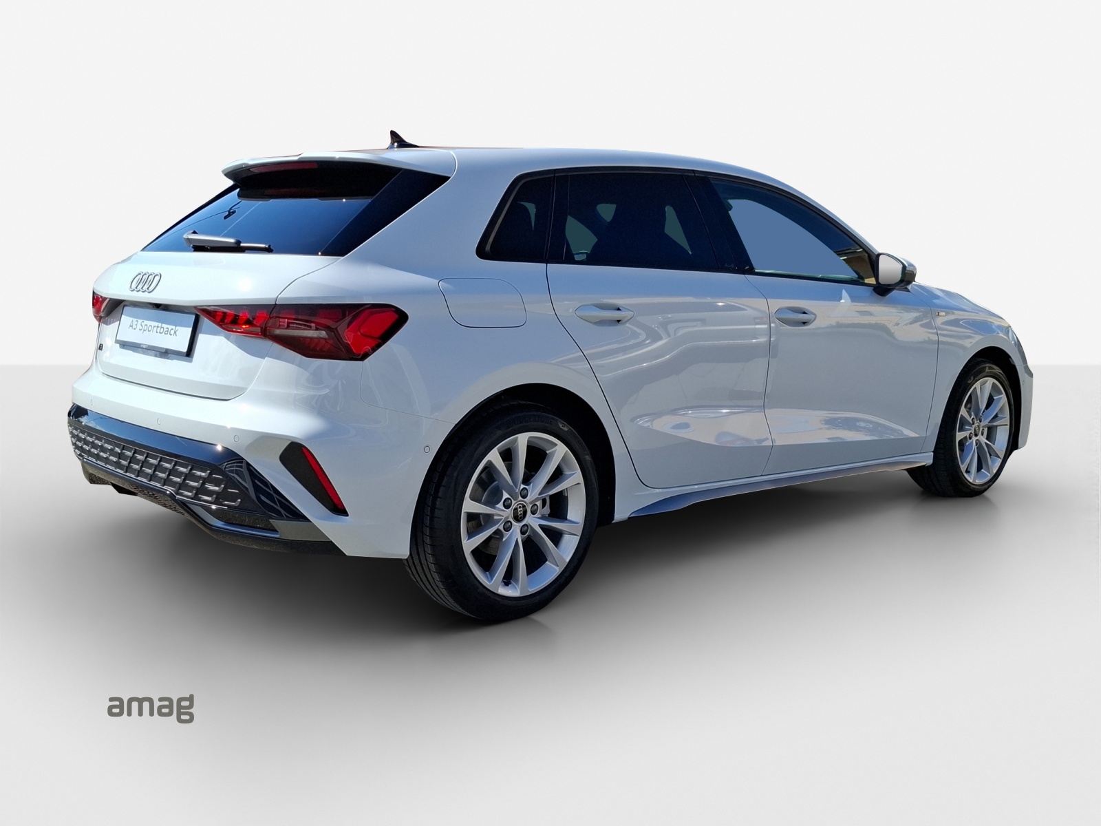 AUDI A3 Sportback TFSI 110 kW S line Attraction S tronic-image-4