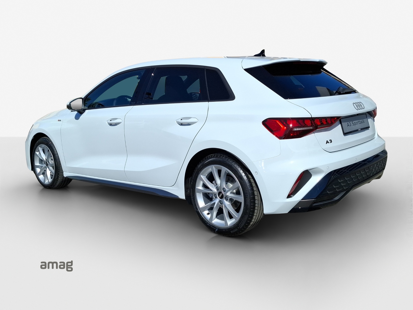 AUDI A3 Sportback TFSI 110 kW S line Attraction S tronic-image-2
