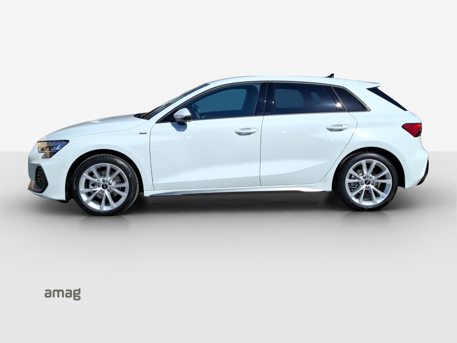 AUDI A3 Sportback TFSI 110 kW S line Attraction S tronic-image-1