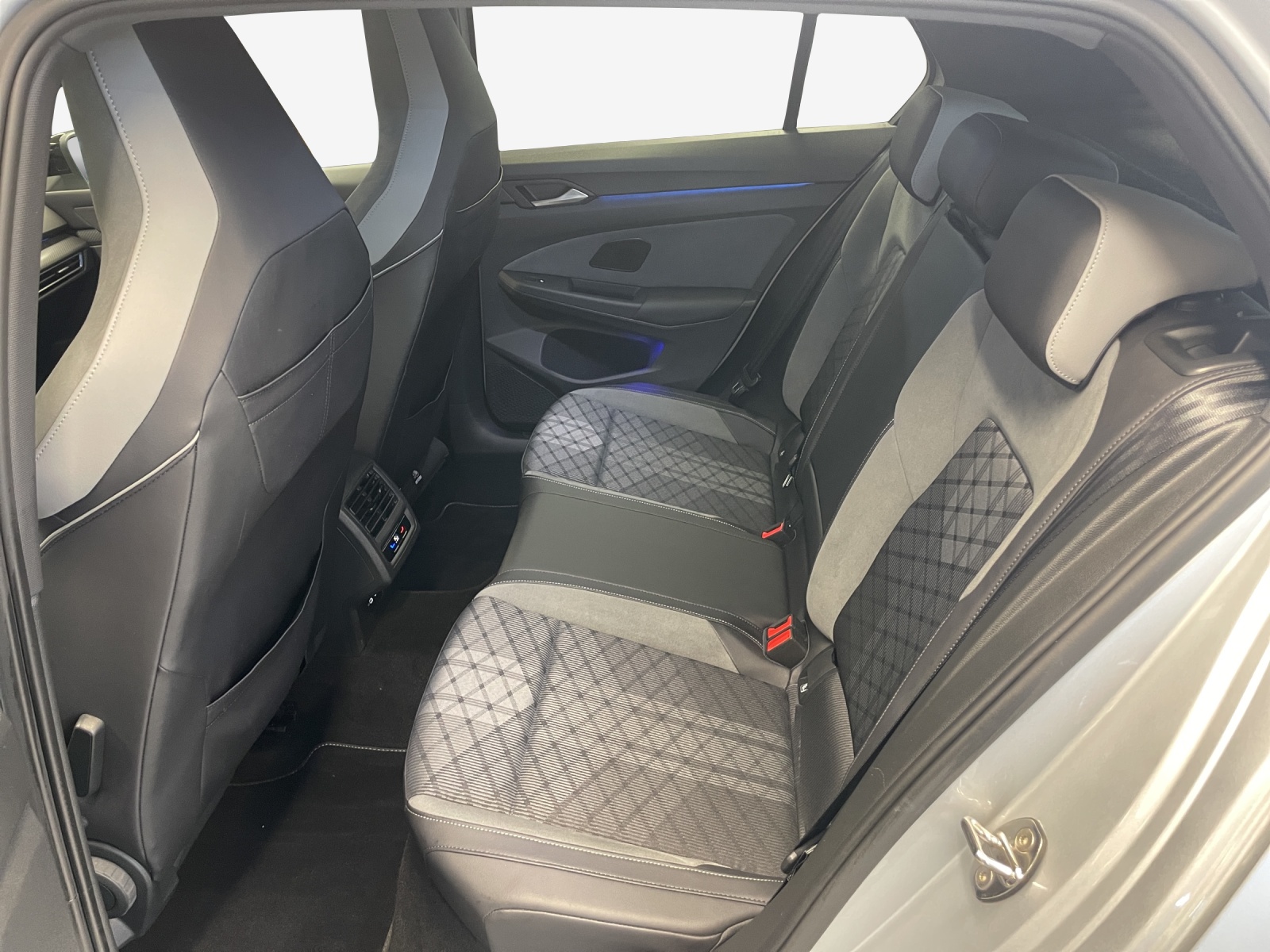 VW Golf 1.5 eTSI mHEV ACT R-Line DSG-image-11
