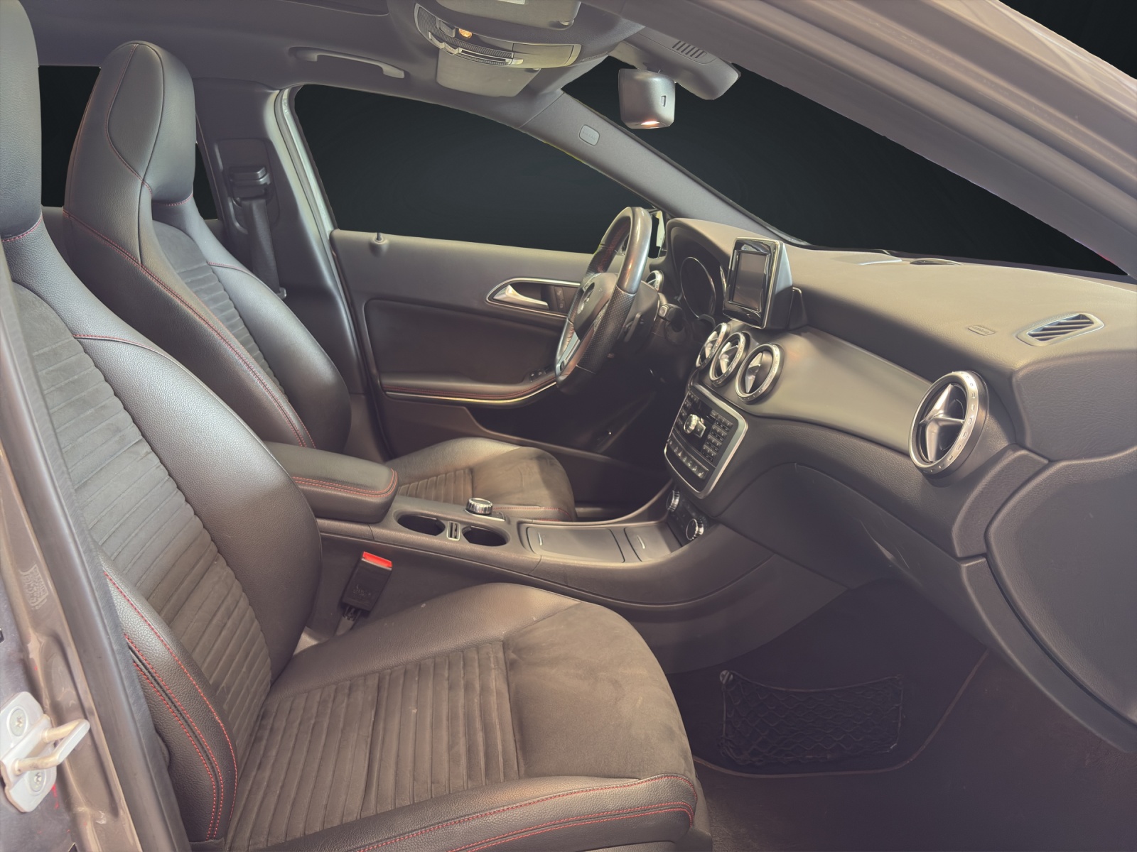 MERCEDES-BENZ GLA 250 AMG Line 4Matic 7G-DCT-image-12