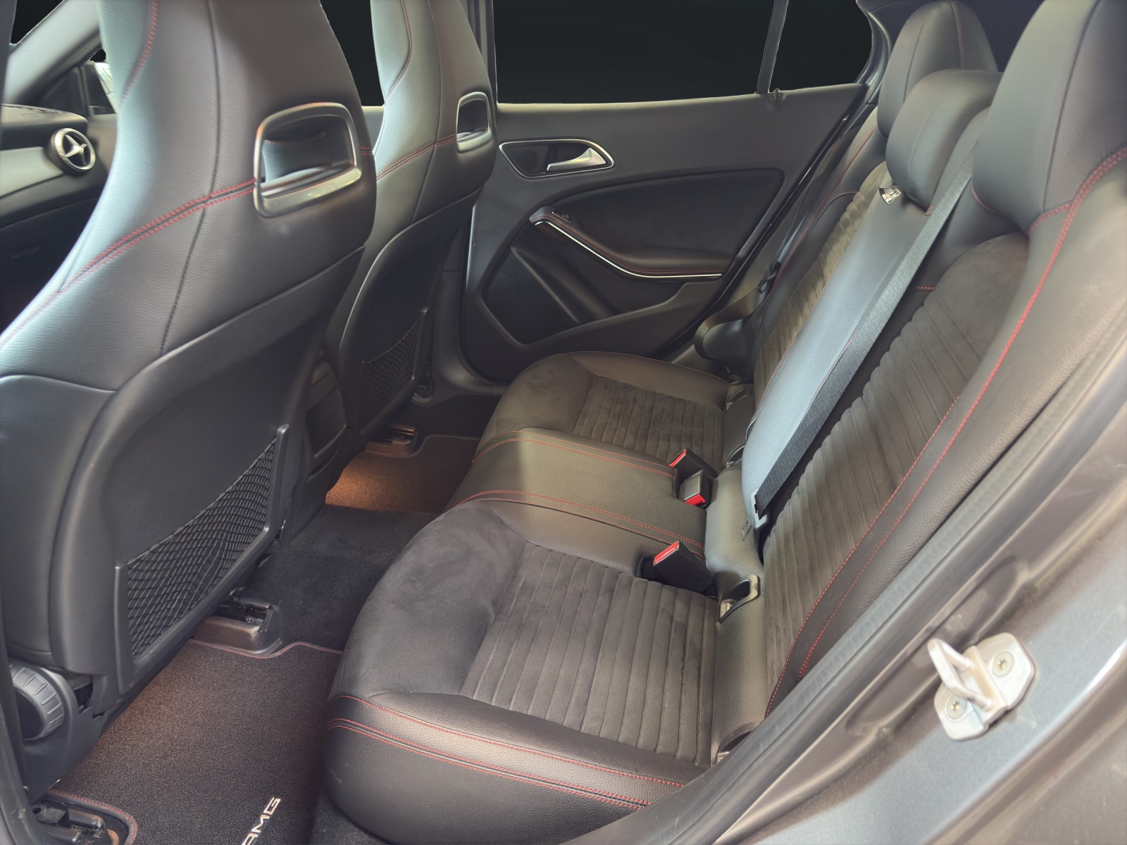 MERCEDES-BENZ GLA 250 AMG Line 4Matic 7G-DCT-image-13