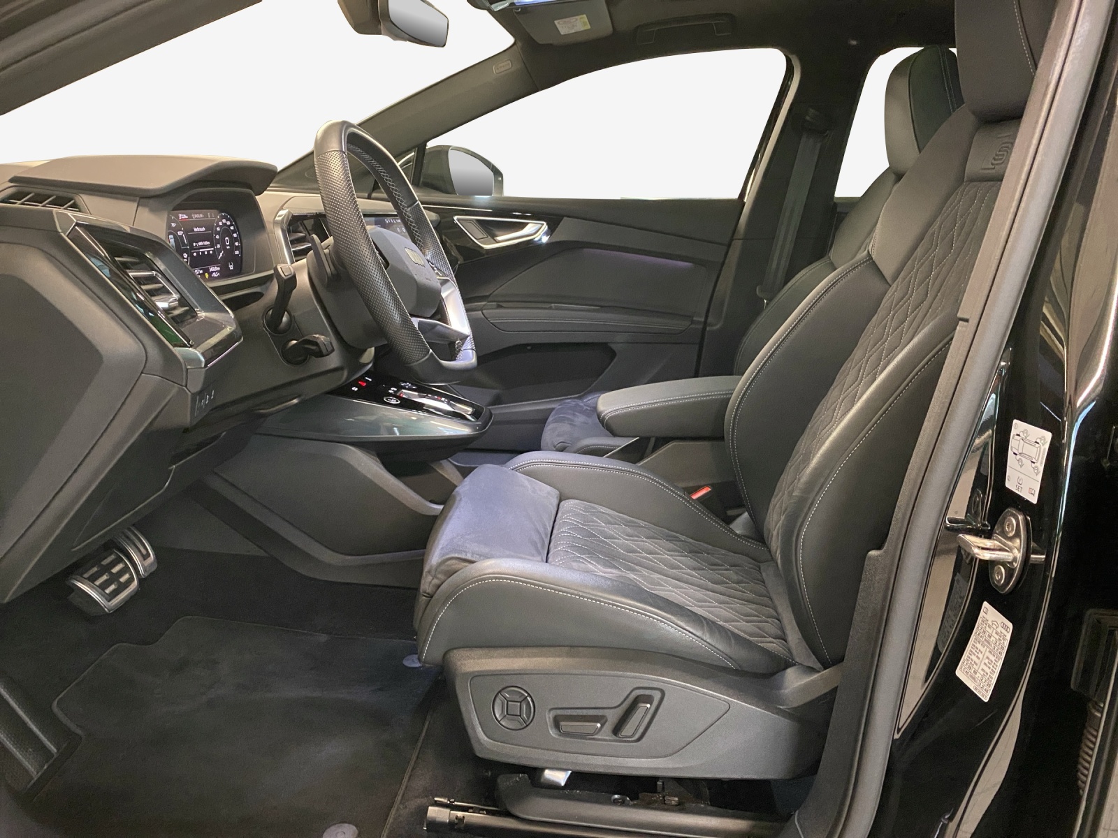 AUDI Q4 e-tron 50 quattro-image-8