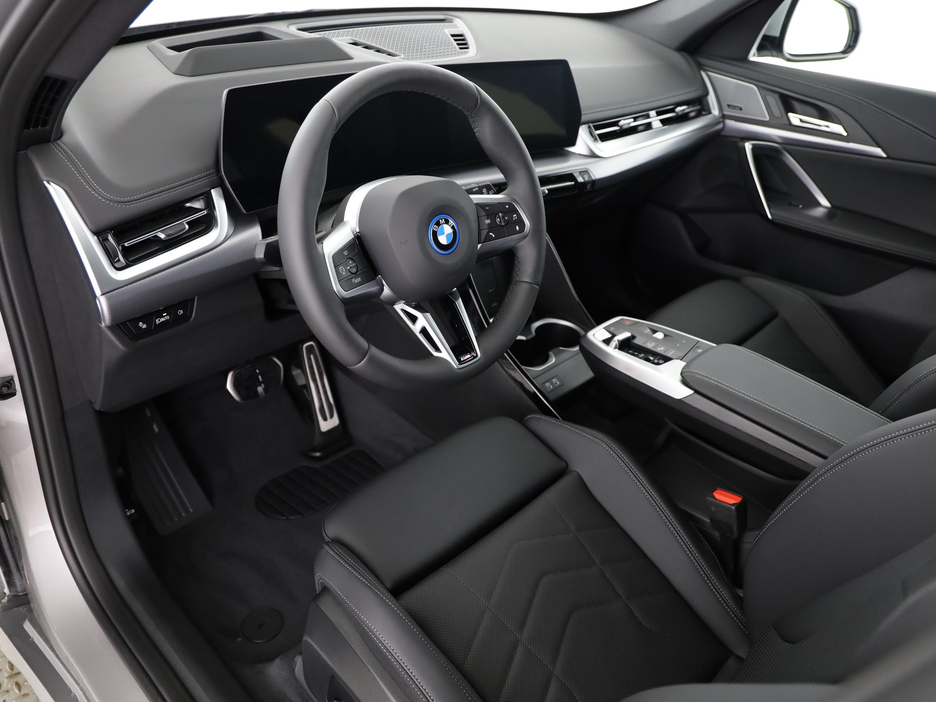 BMW iX1 30 xDrive-image-10