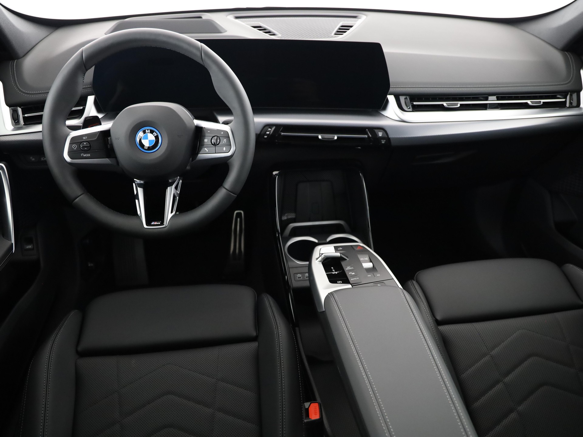BMW iX1 30 xDrive-image-16