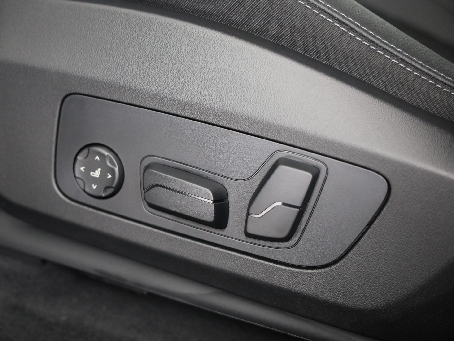 BMW iX1 30 xDrive-image-12