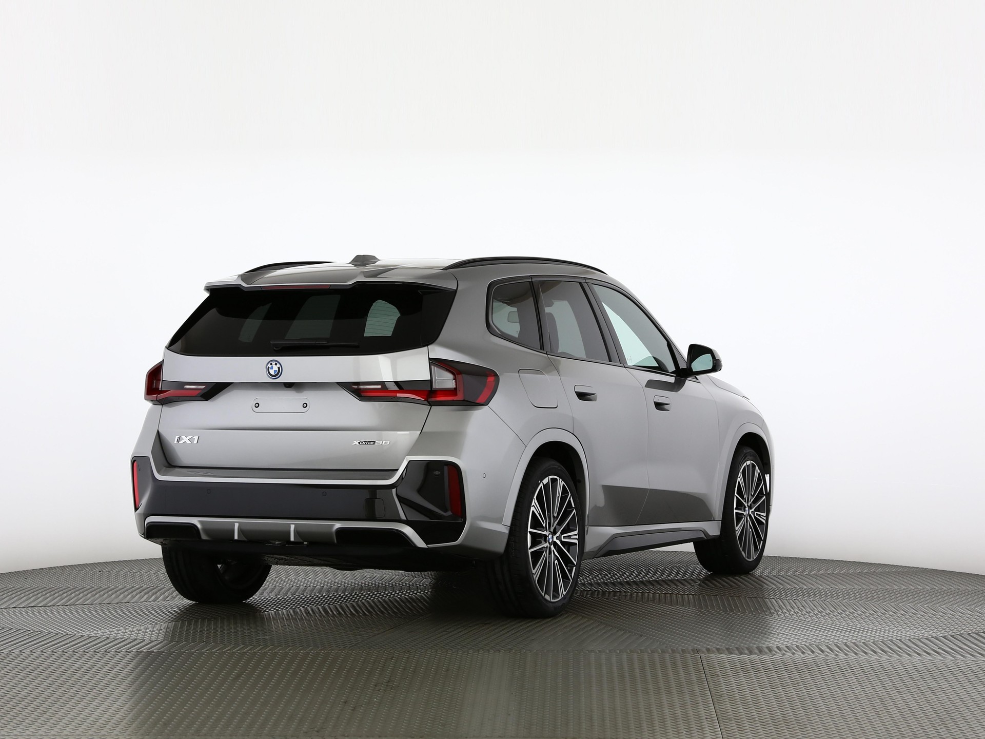 BMW iX1 30 xDrive-image-1