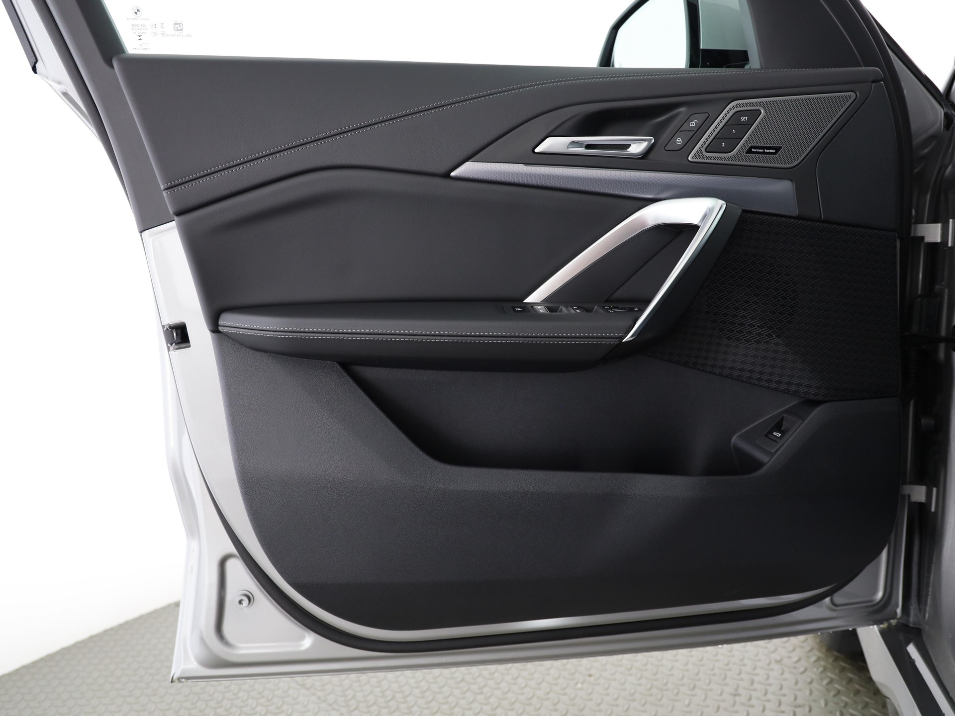BMW iX1 30 xDrive-image-8
