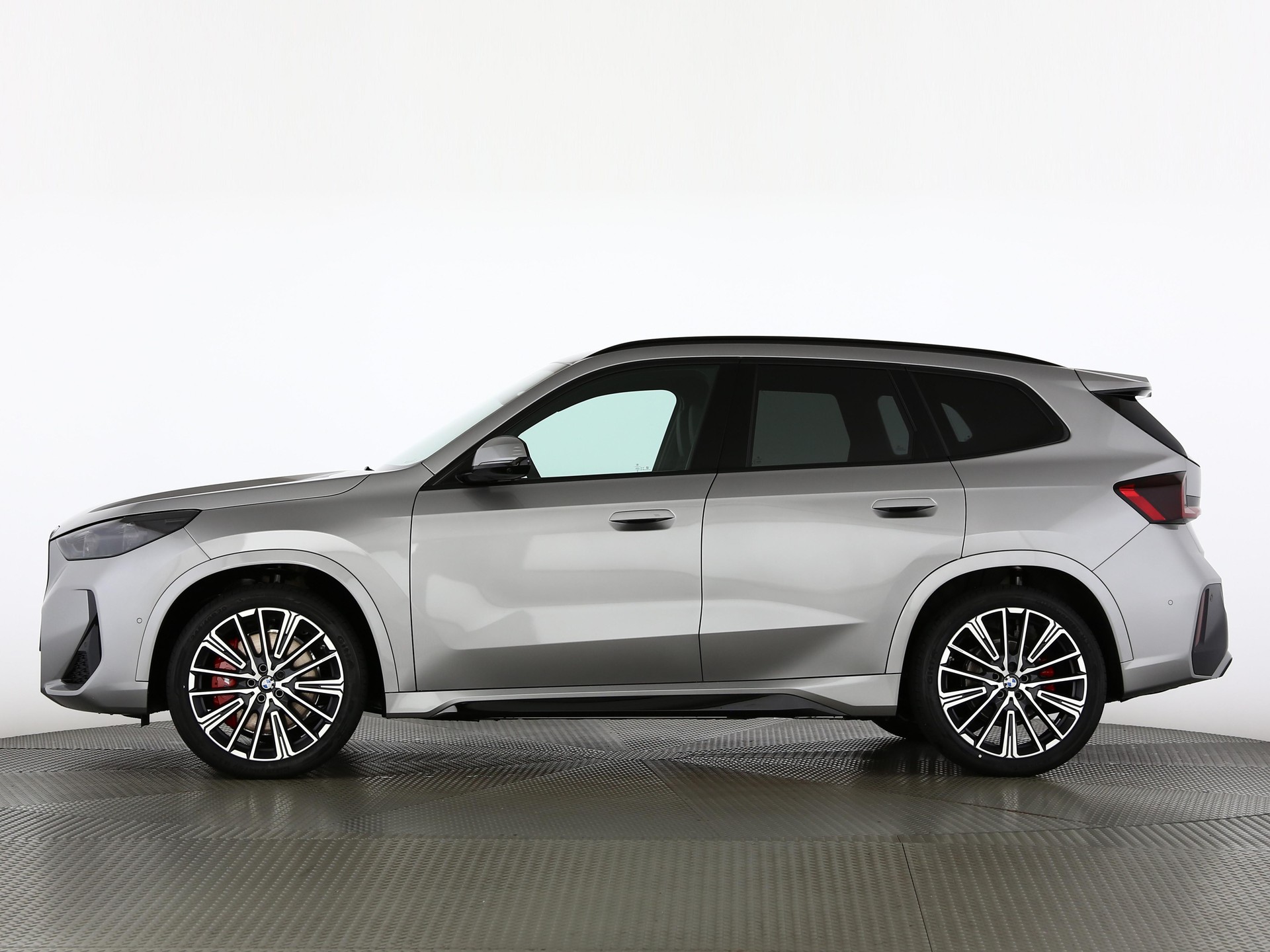 BMW iX1 30 xDrive-image-2