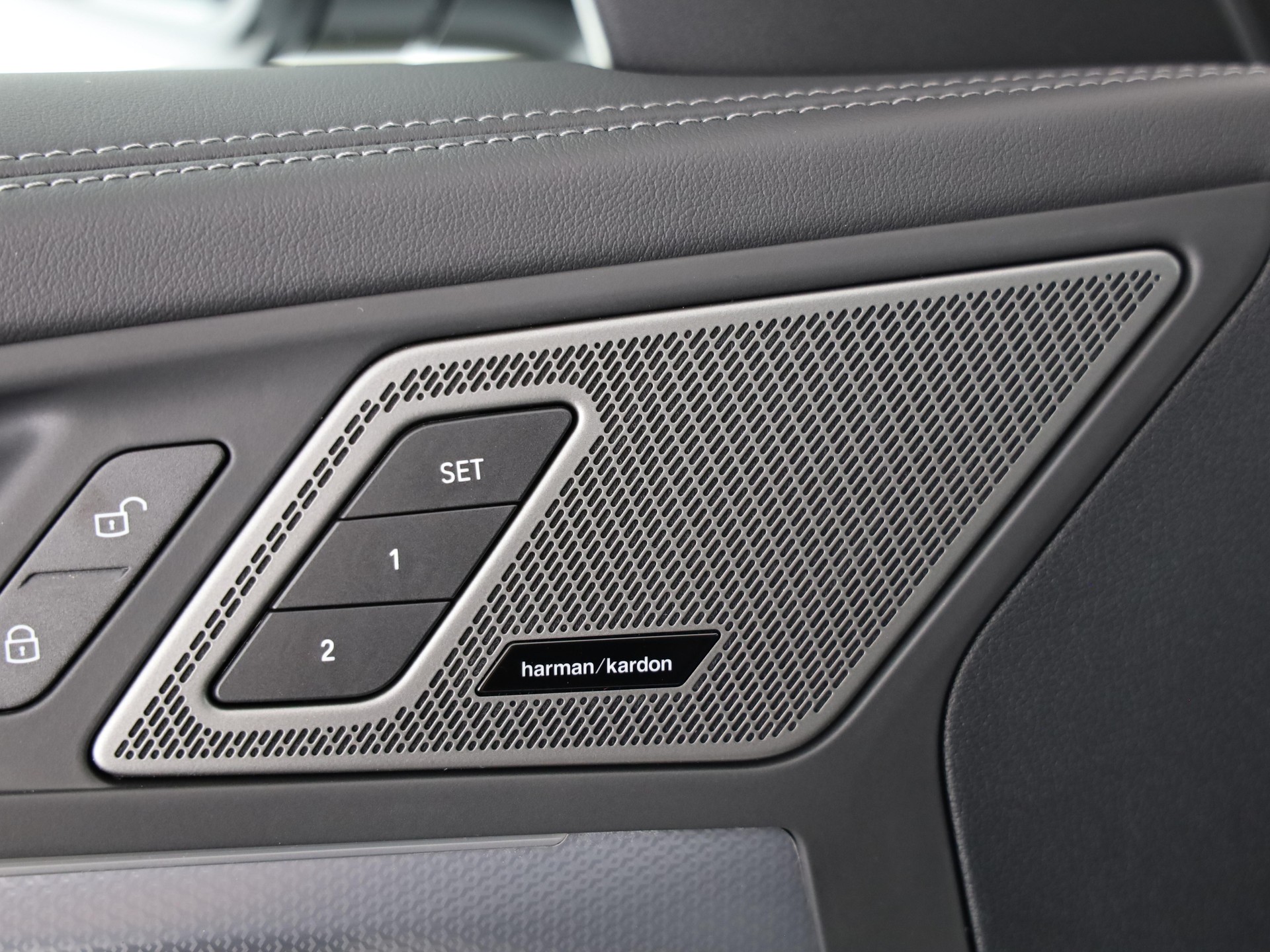 BMW iX1 30 xDrive-image-9