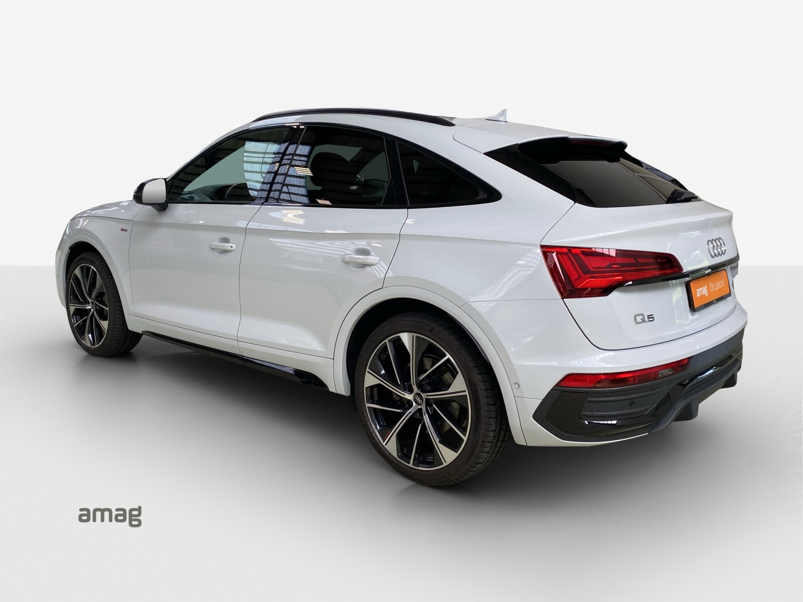 AUDI Q5 Sportback 45 TFSI Black Edition quattro S-tronic-image-2
